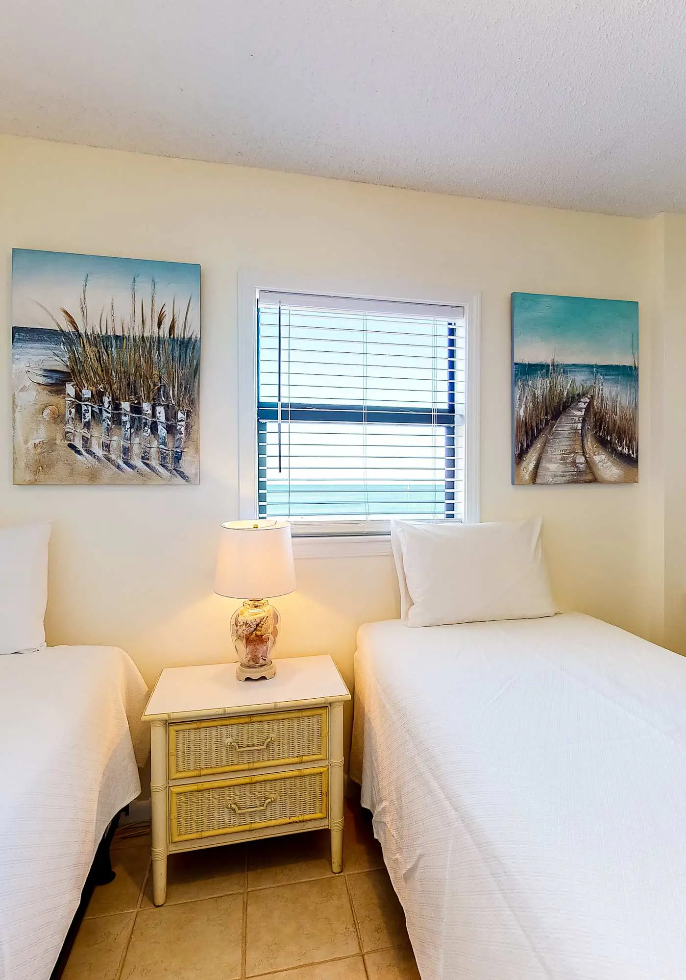 Fantastic beachside condo with pool, sauna, WiFi & central AC