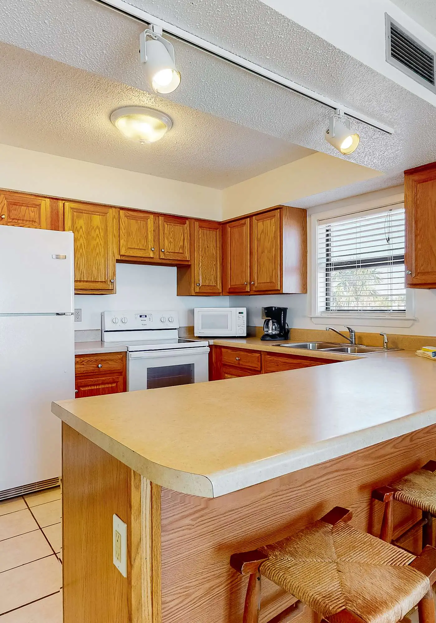 Fantastic beachside condo with pool, sauna, WiFi & central AC