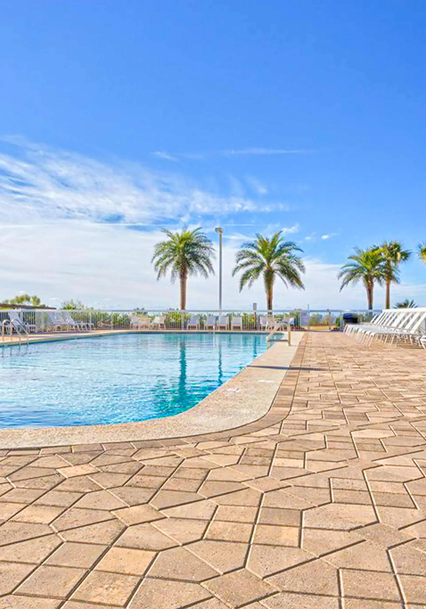 Fantastic beachside condo with pool, sauna, WiFi & central AC