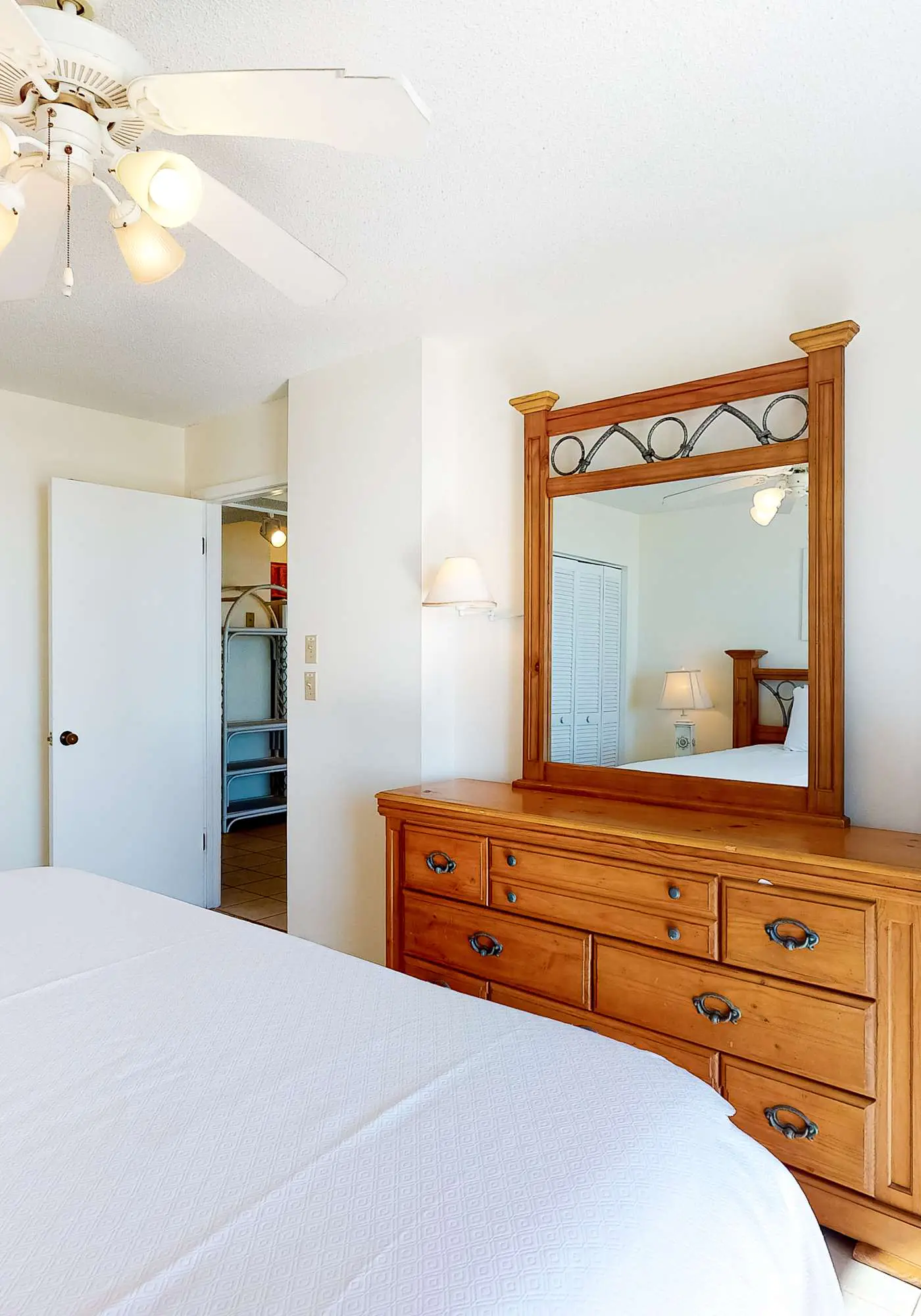 Fantastic beachside condo with pool, sauna, WiFi & central AC