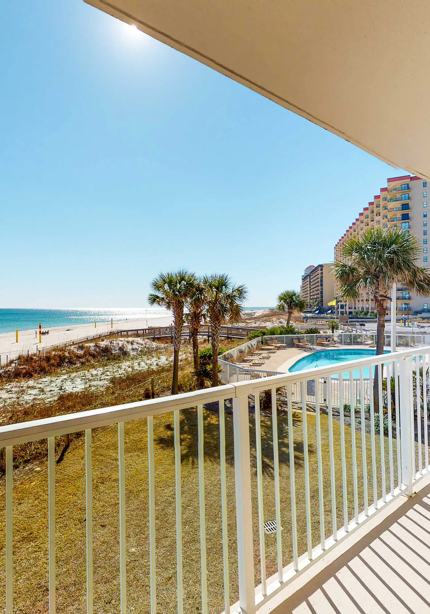Fantastic beachside condo with pool, sauna, WiFi & central AC