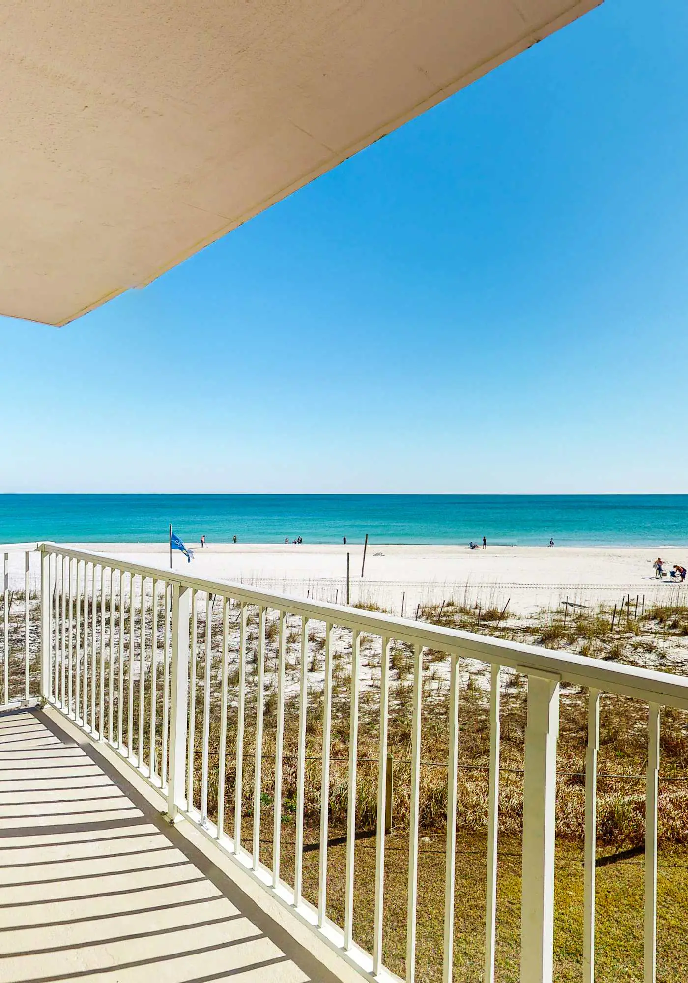 Fantastic beachside condo with pool, sauna, WiFi & central AC