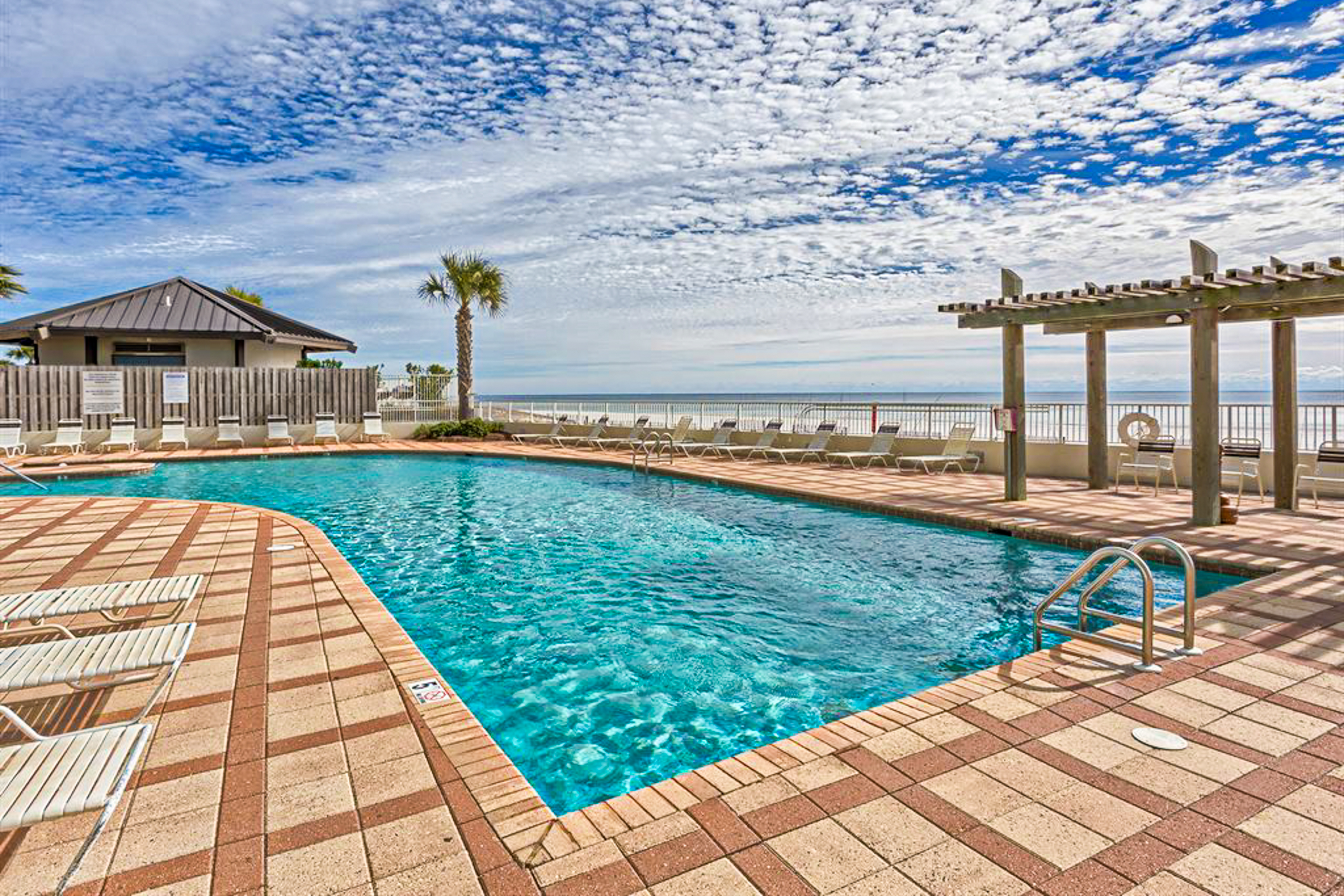 Fun, beachy condo in Gulf-front complex with pool & tennis court