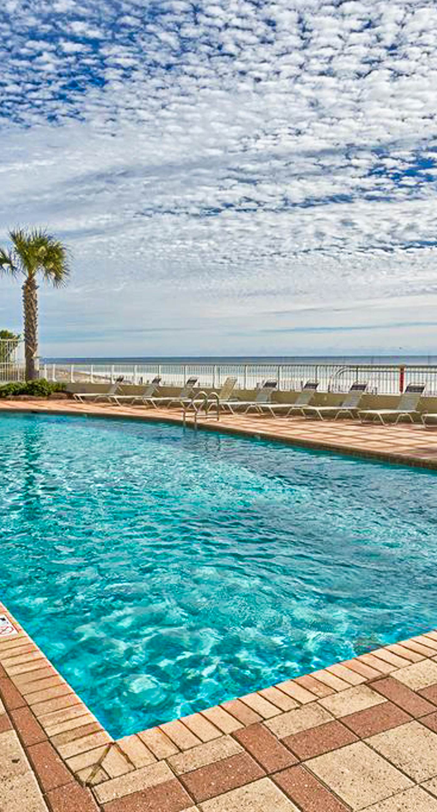 Fun, beachy condo in Gulf-front complex with pool & tennis court
