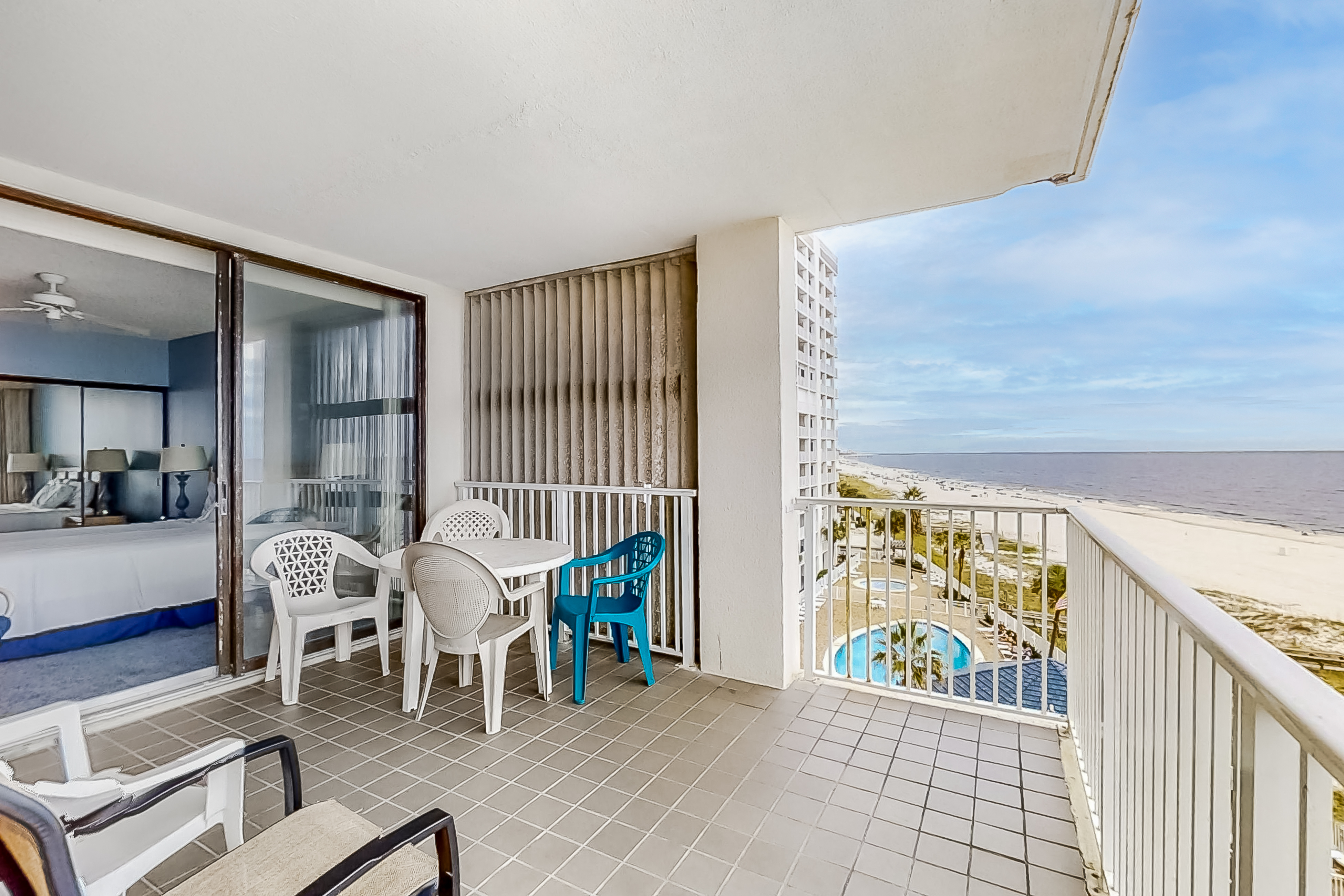 Fun, beachy condo in Gulf-front complex with pool & tennis court