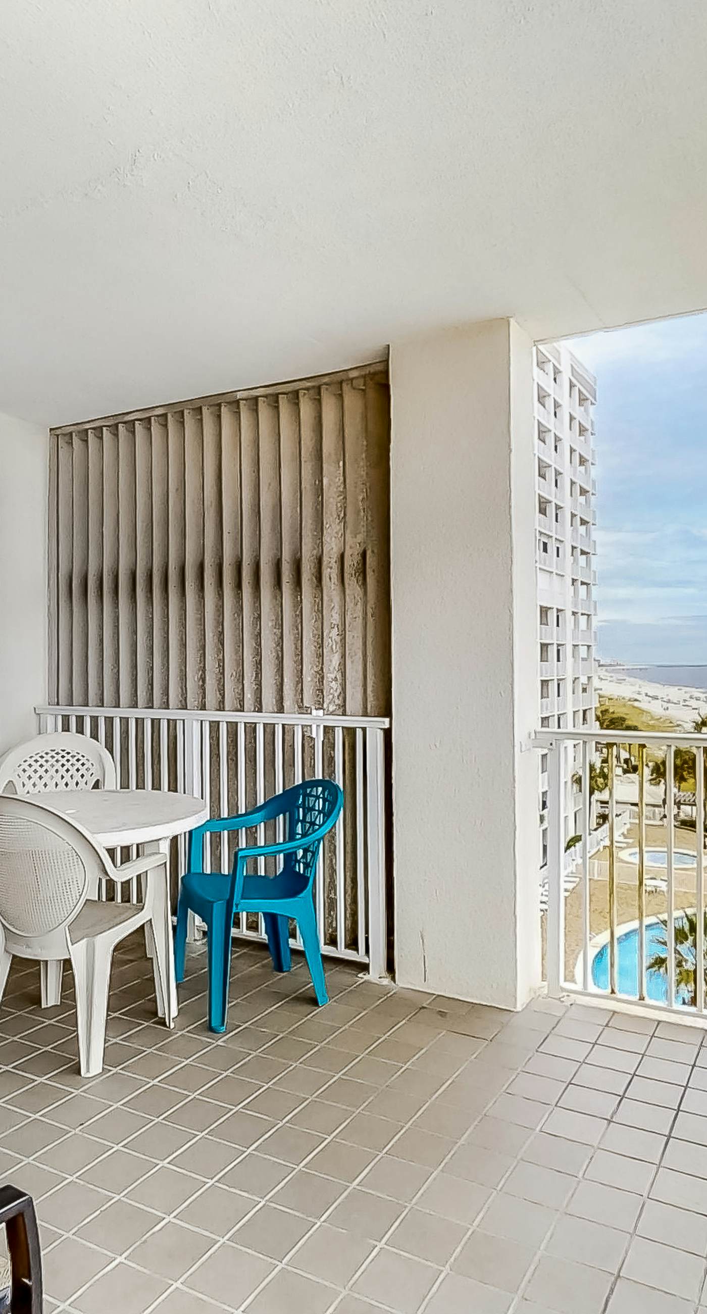 Fun, beachy condo in Gulf-front complex with pool & tennis court