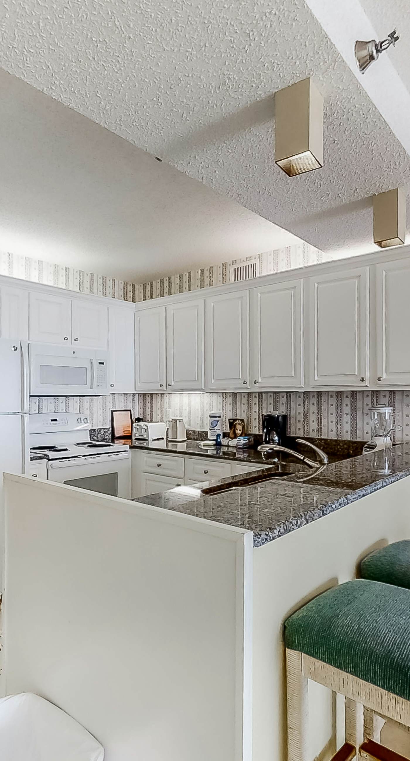 Fun, beachy condo in Gulf-front complex with pool & tennis court