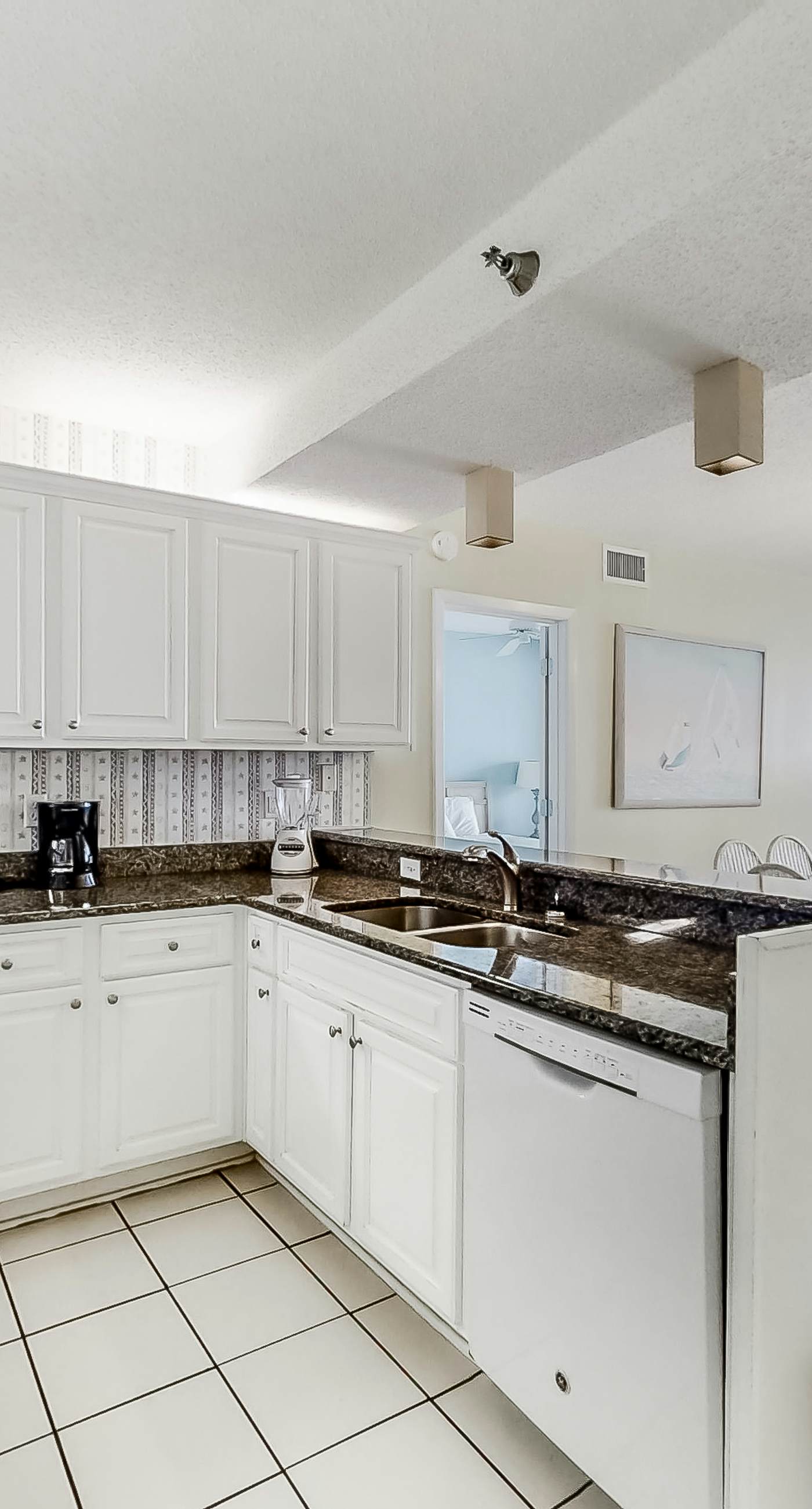 Fun, beachy condo in Gulf-front complex with pool & tennis court