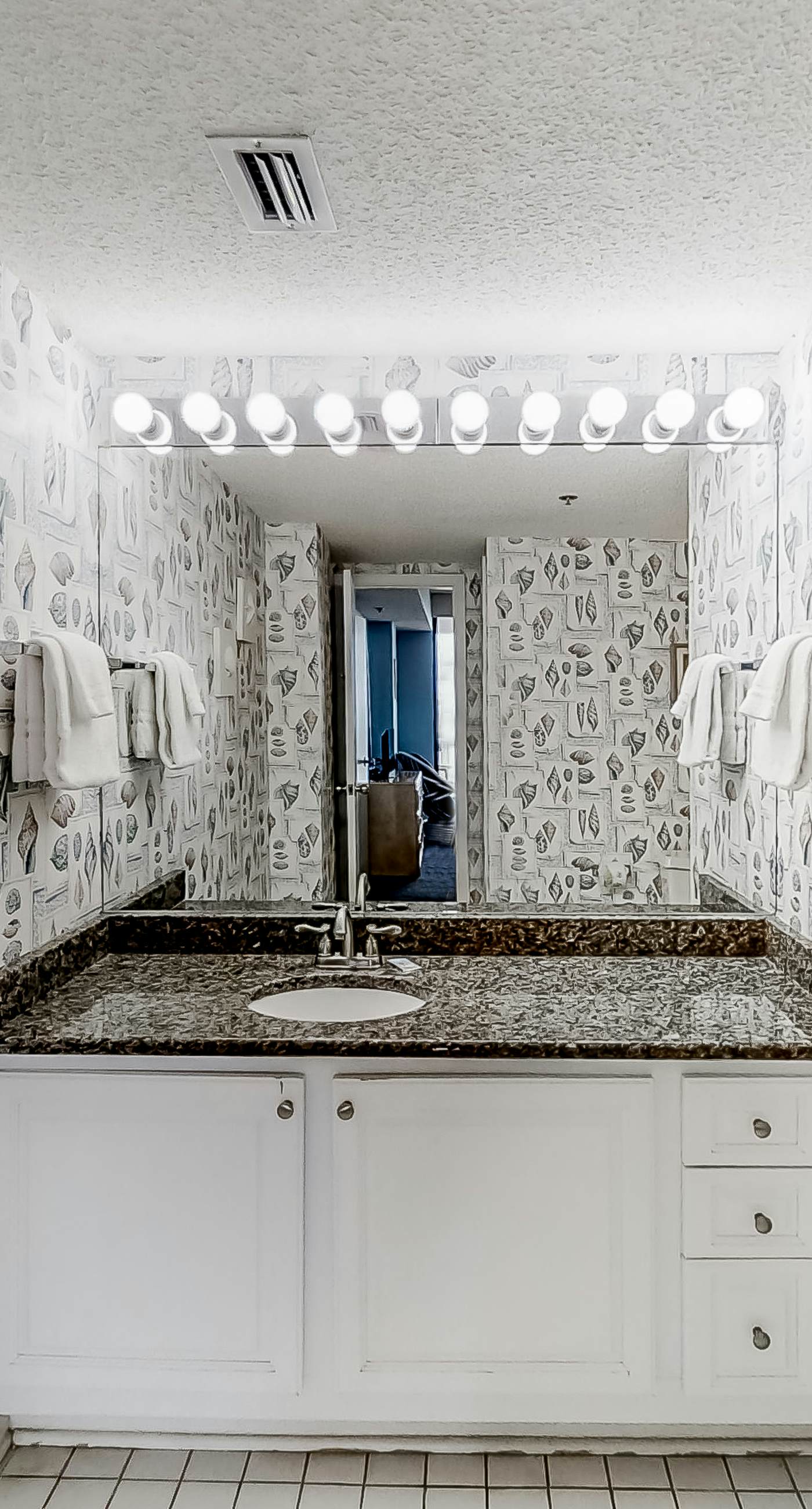 Fun, beachy condo in Gulf-front complex with pool & tennis court