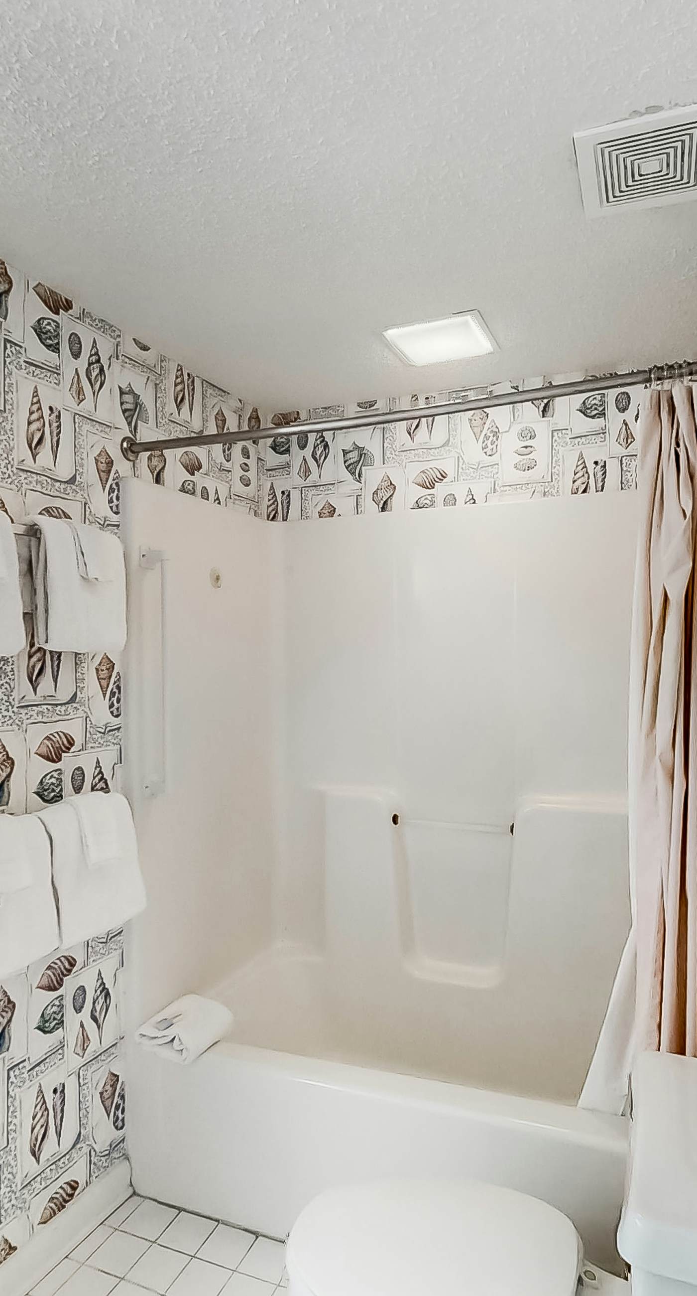 Fun, beachy condo in Gulf-front complex with pool & tennis court