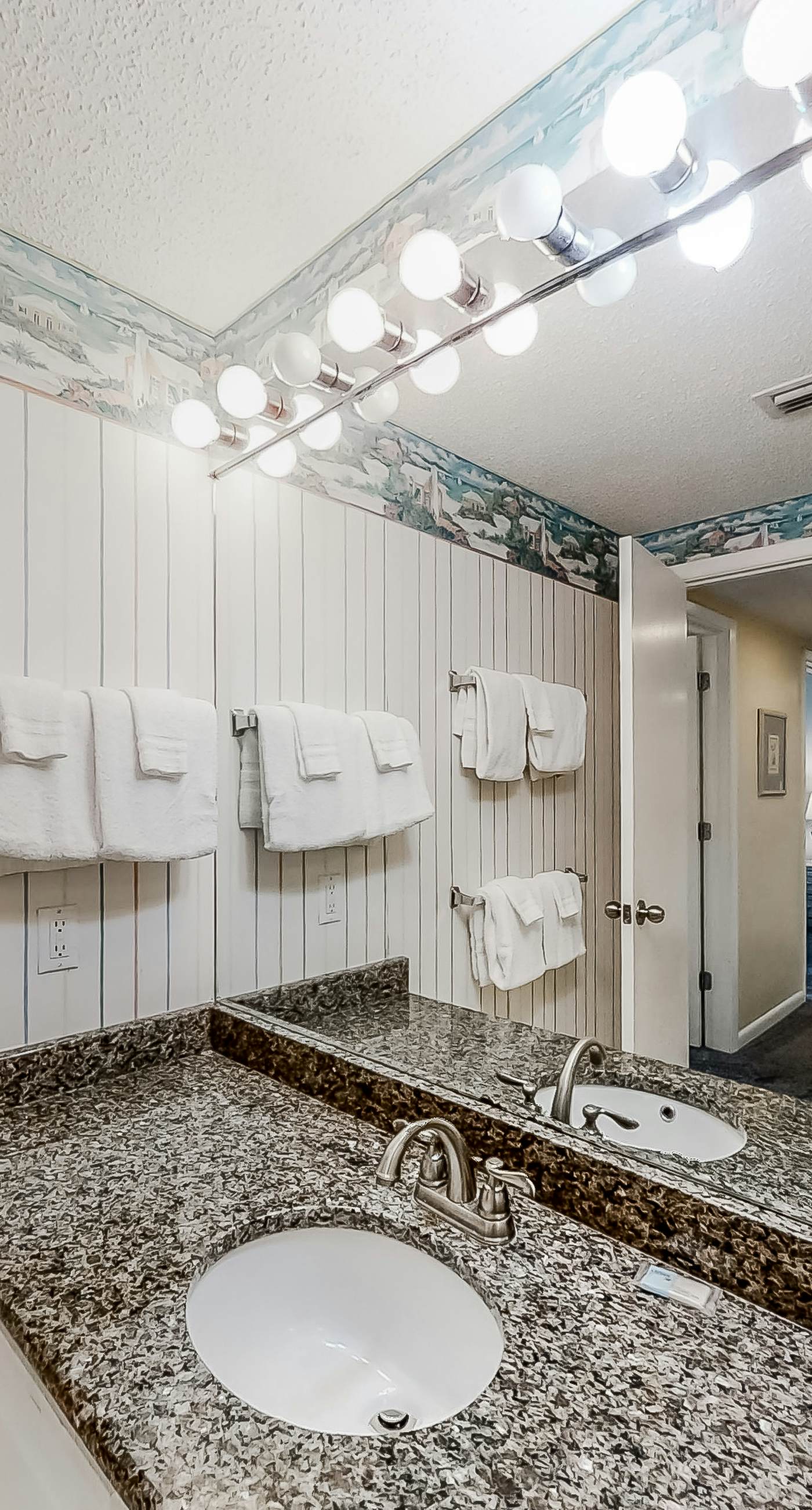 Fun, beachy condo in Gulf-front complex with pool & tennis court