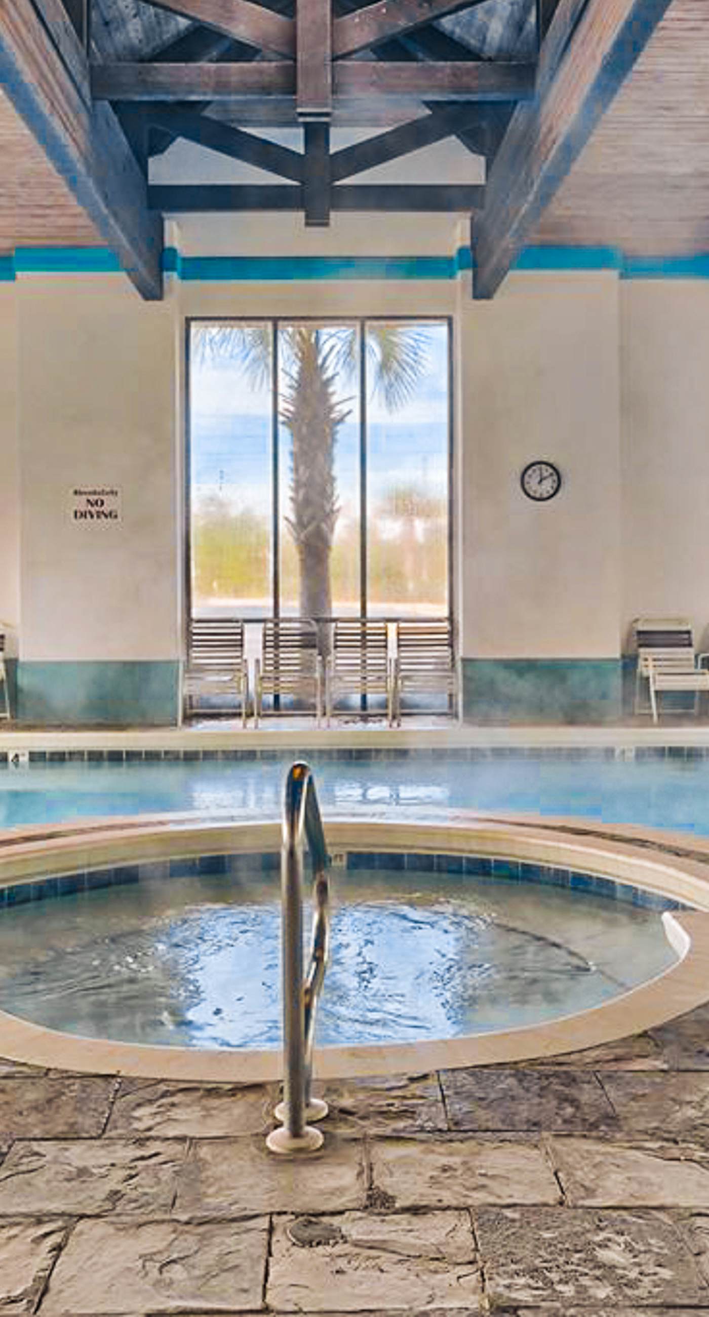 Fun, beachy condo in Gulf-front complex with pool & tennis court