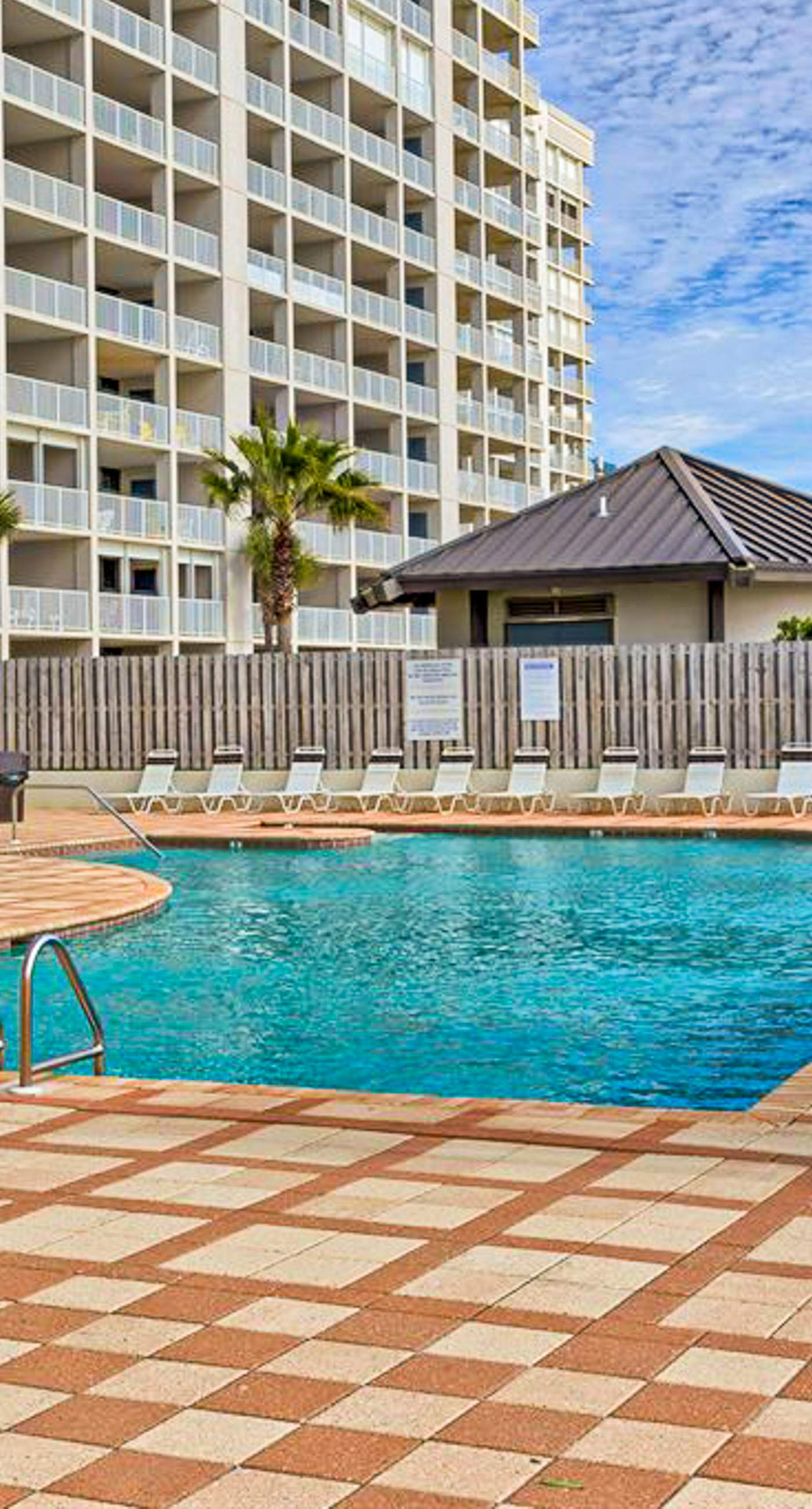 Fun, beachy condo in Gulf-front complex with pool & tennis court