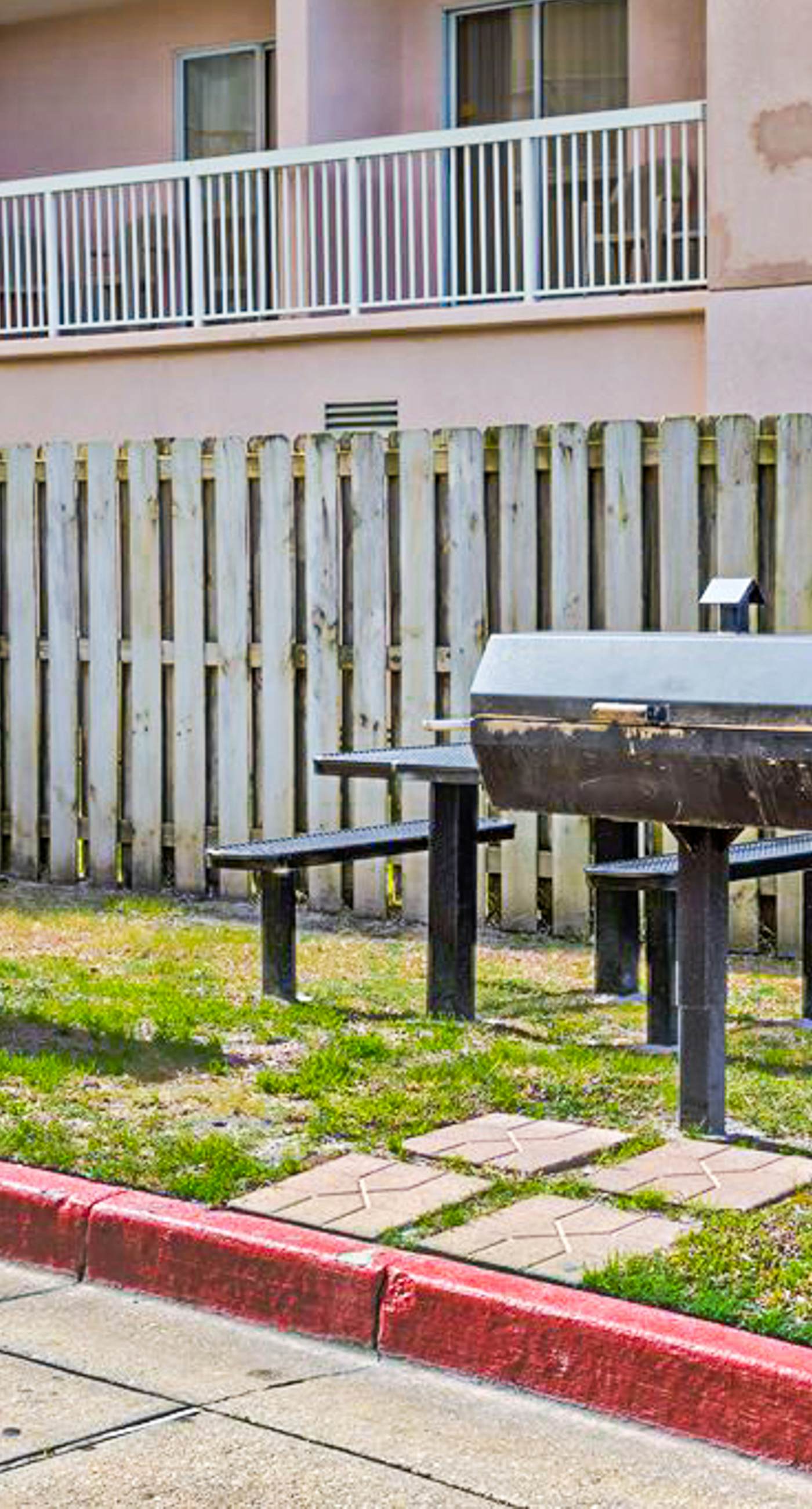 Fun, beachy condo in Gulf-front complex with pool & tennis court