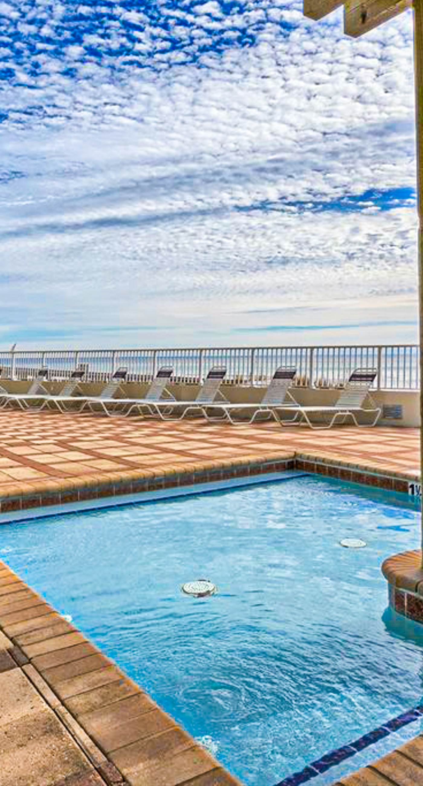 Fun, beachy condo in Gulf-front complex with pool & tennis court