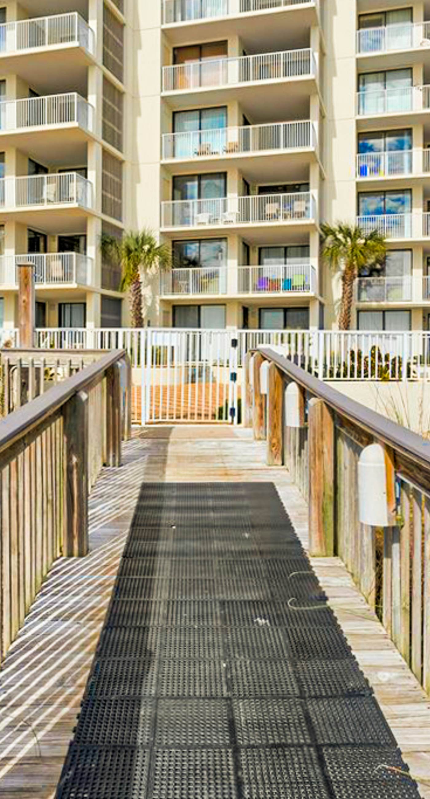 Fun, beachy condo in Gulf-front complex with pool & tennis court