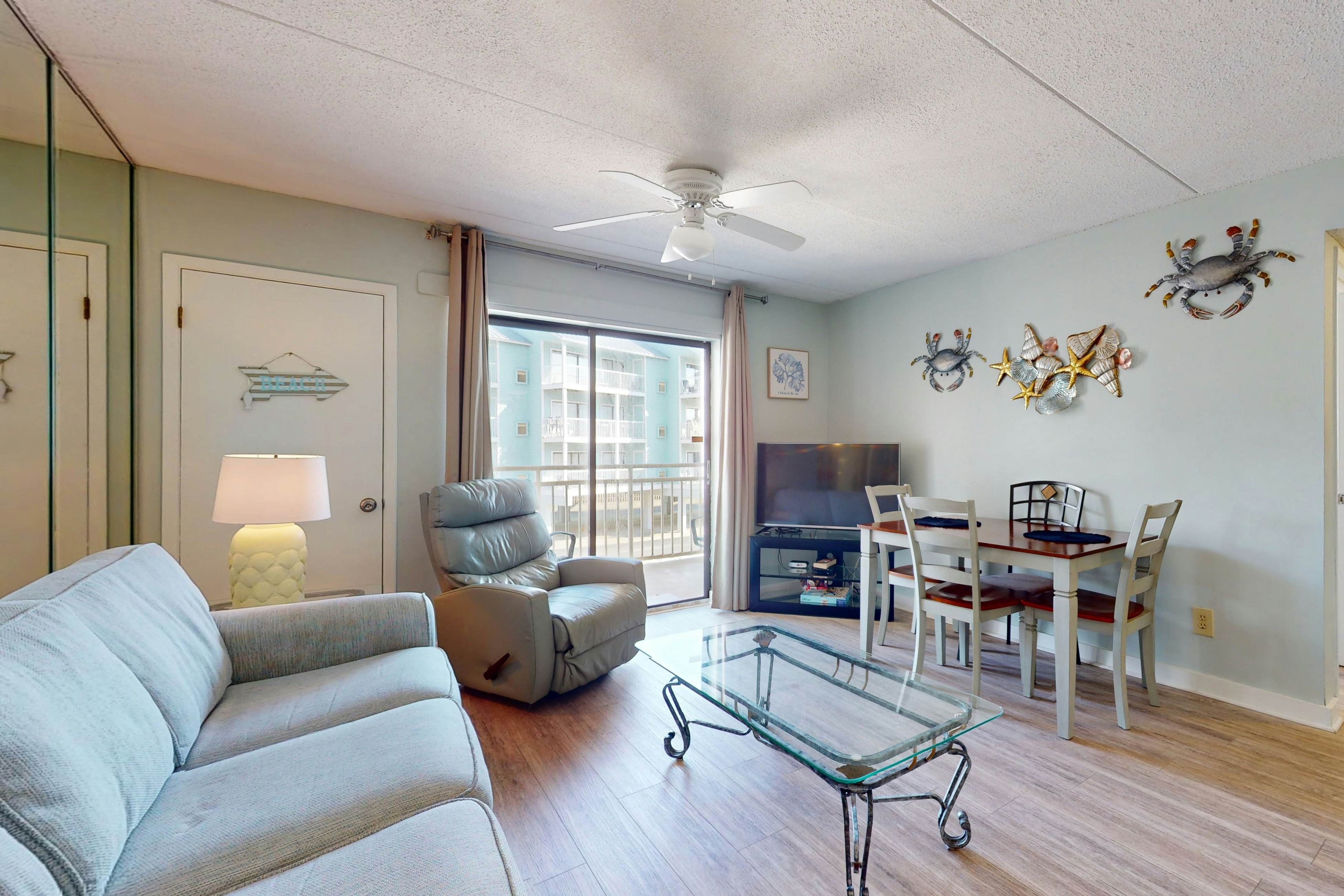 Beautiful condo in Gulf-Front resort w/shared pool, free WiFi, & AC