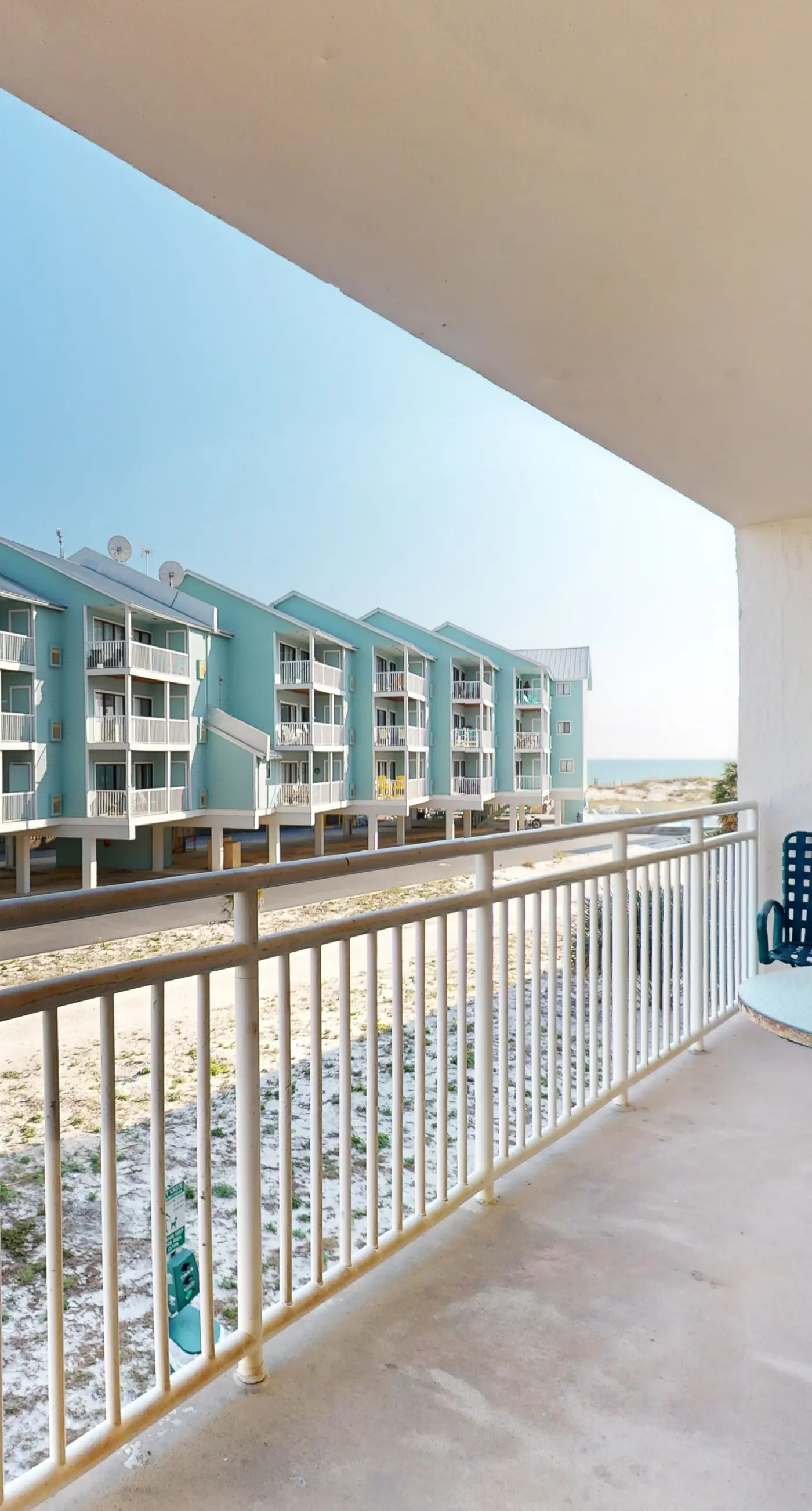 Beautiful condo in Gulf-Front resort with shared pool, free WiFi, & AC