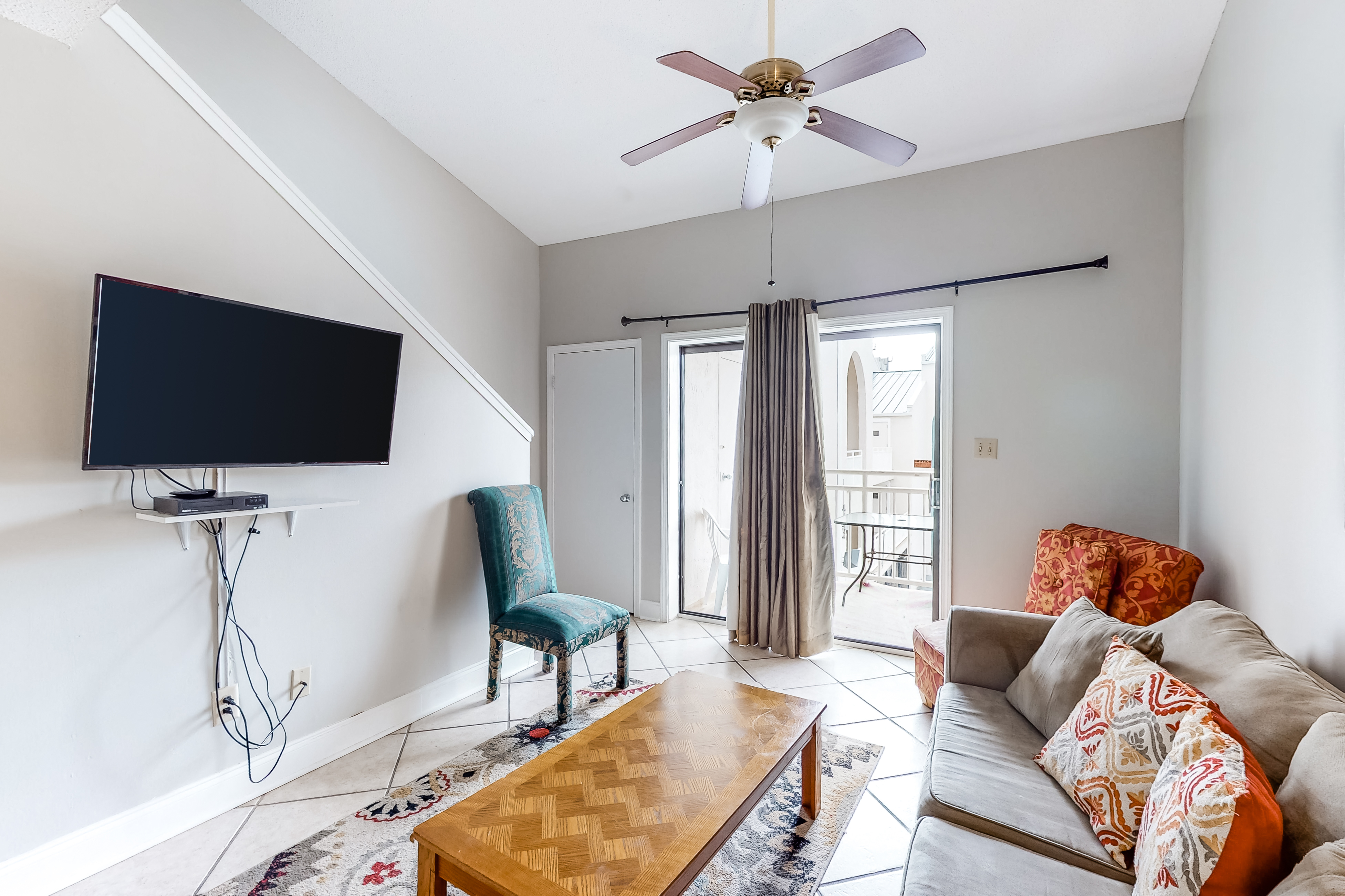 Bright resort condo with pool access, cozy patio, plus a washer/dryer