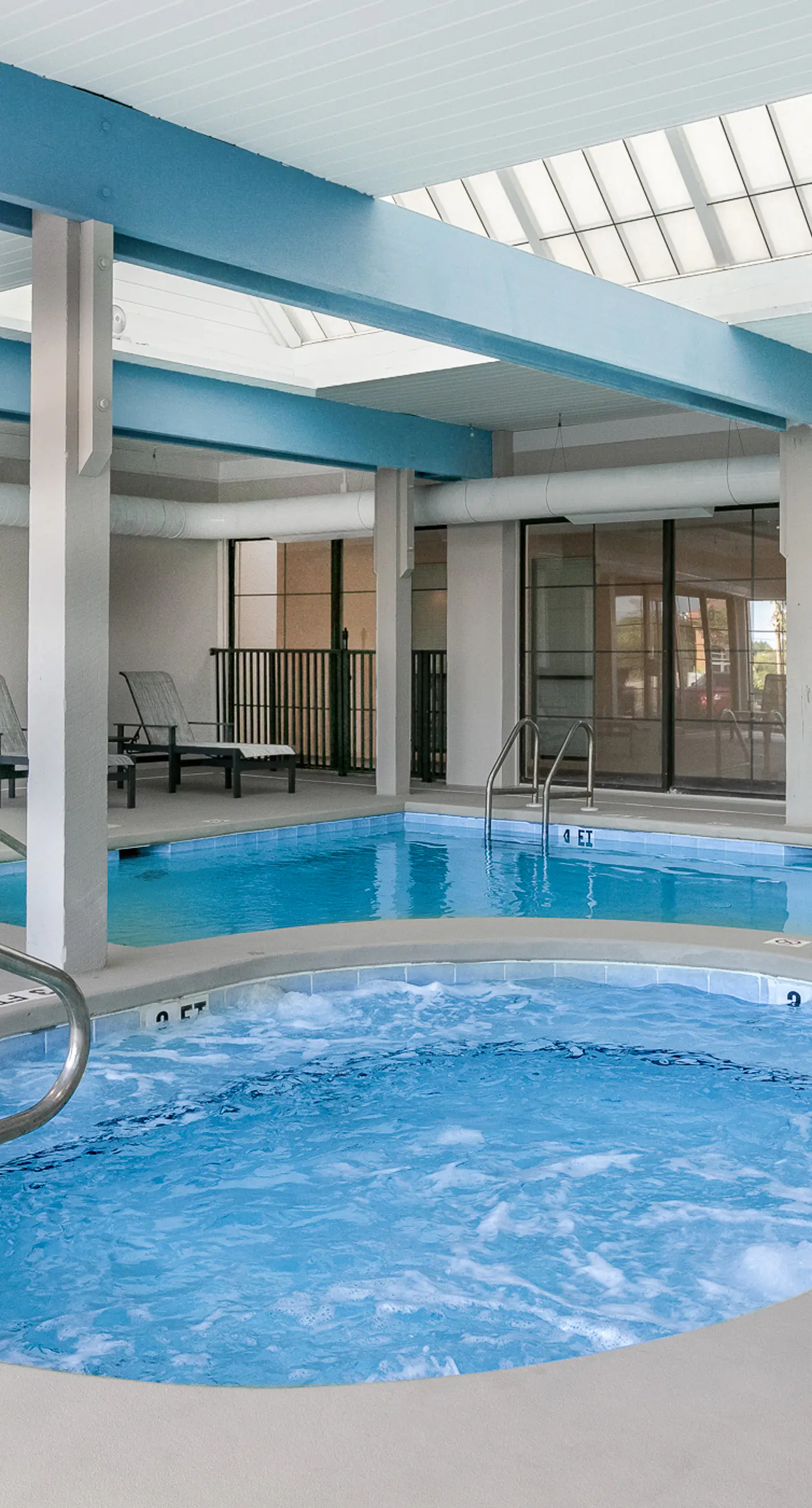 Gulf-front 15th-floor condo with balcony, pools, hot tub, AC, beach views, gym