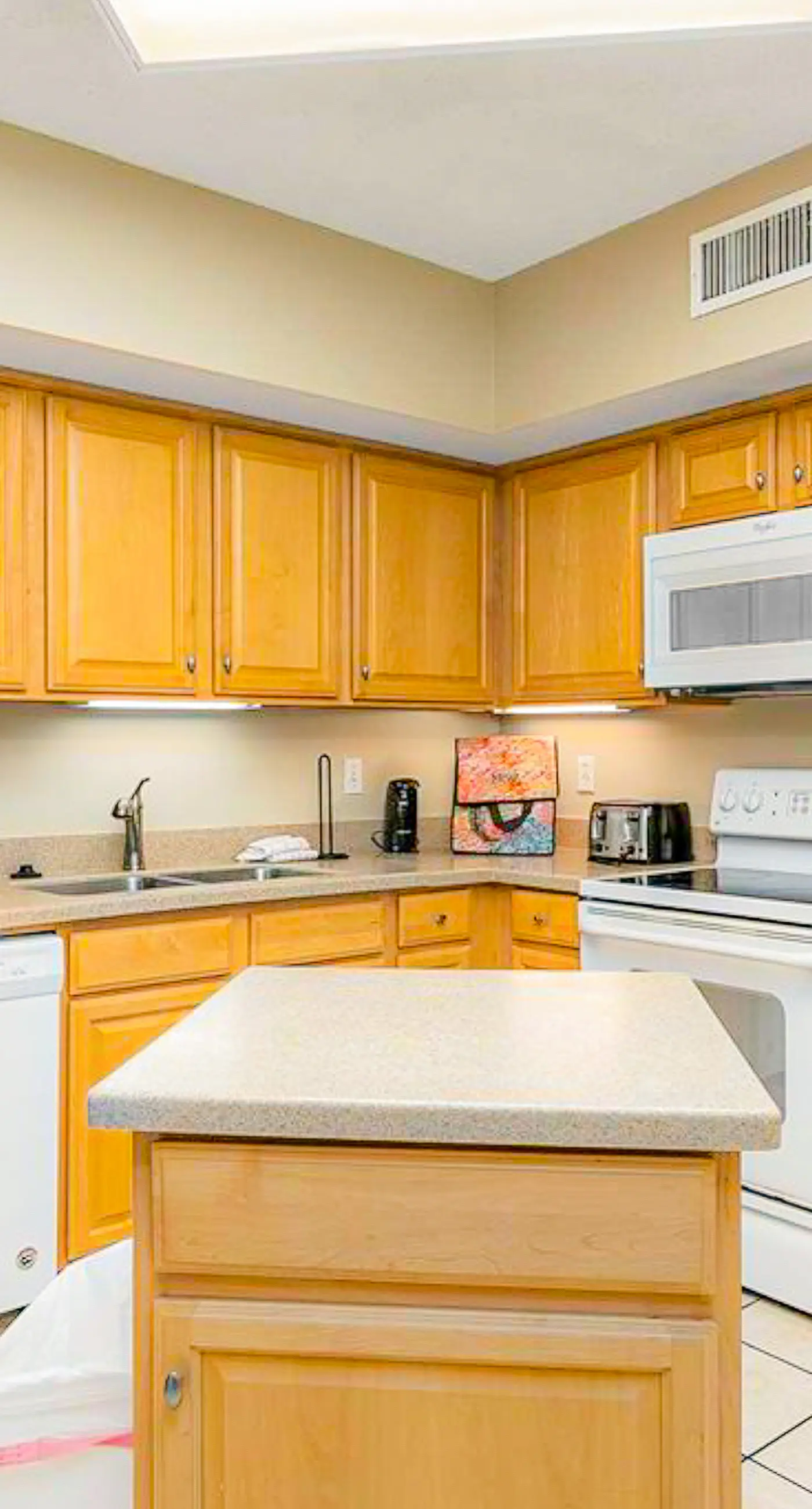 Gulf-front 15th-floor condo with balcony, pools, hot tub, AC, beach views, gym