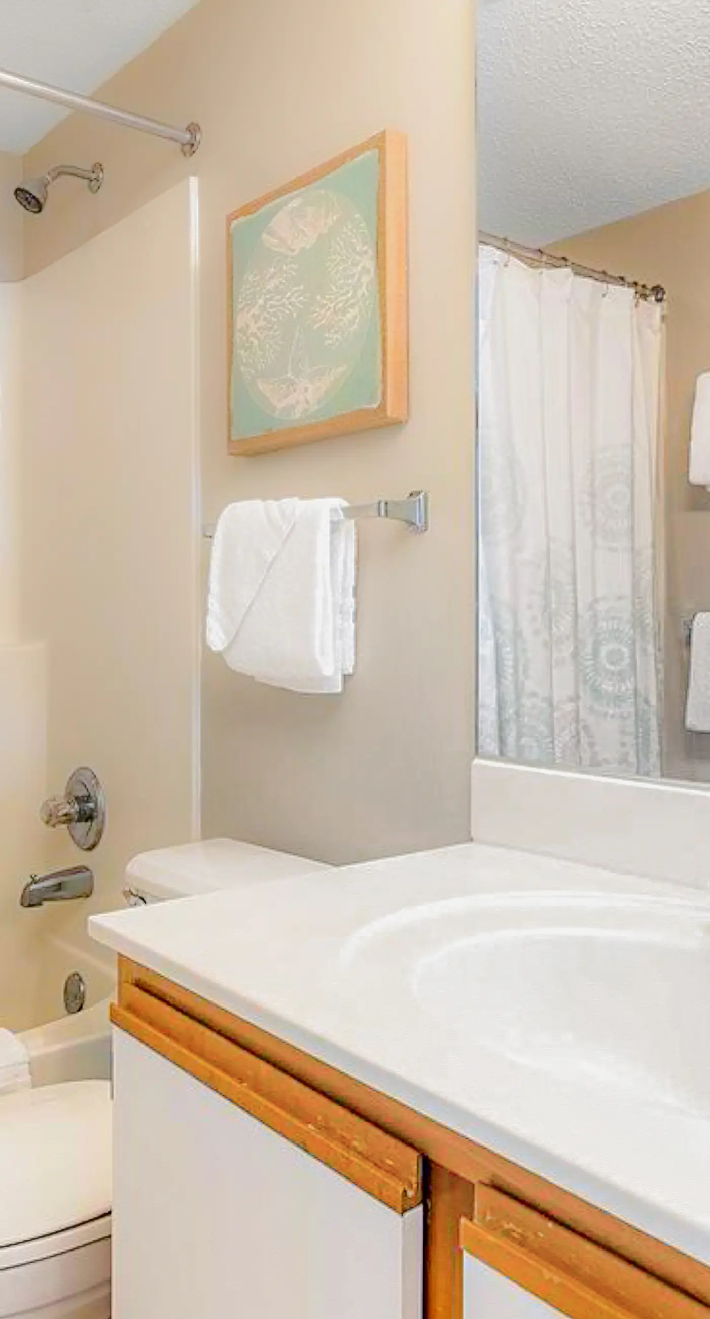 Gulf-front 15th-floor condo with balcony, pools, hot tub, AC, beach views, gym