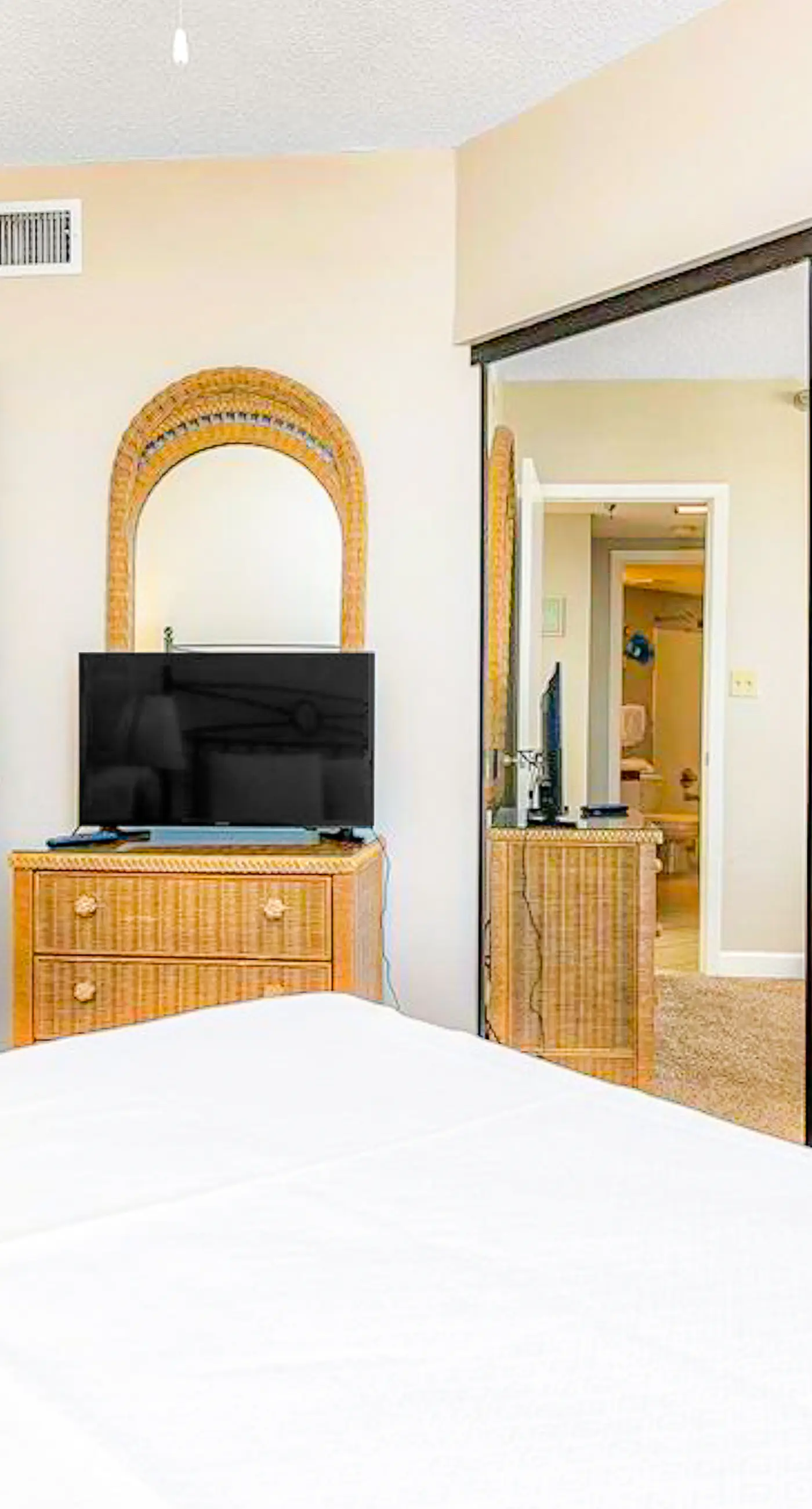 Gulf-front 15th-floor condo with balcony, pools, hot tub, AC, beach views, gym