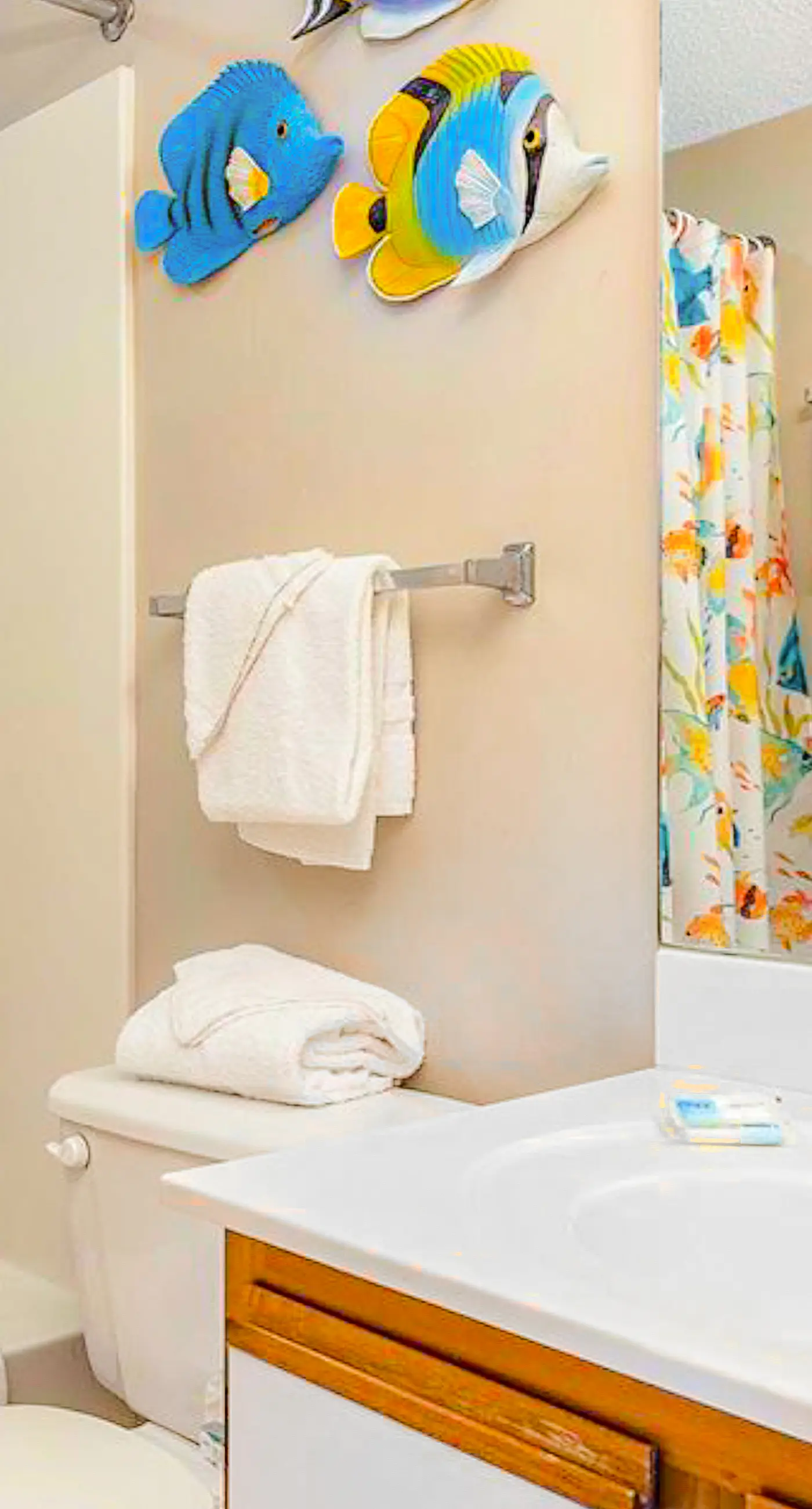 Gulf-front 15th-floor condo with balcony, pools, hot tub, AC, beach views, gym