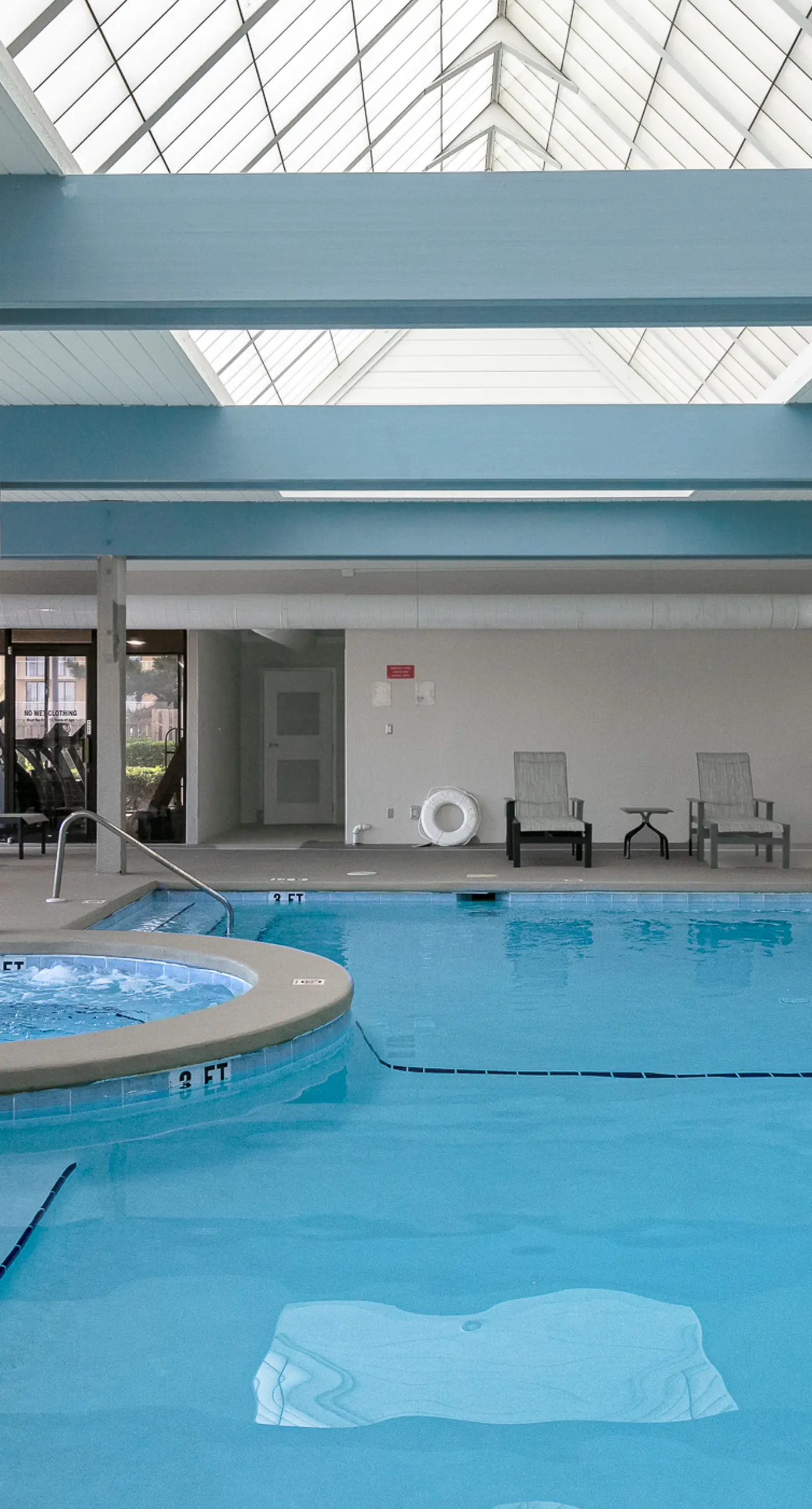 Gulf-front 15th-floor condo with balcony, pools, hot tub, AC, beach views, gym