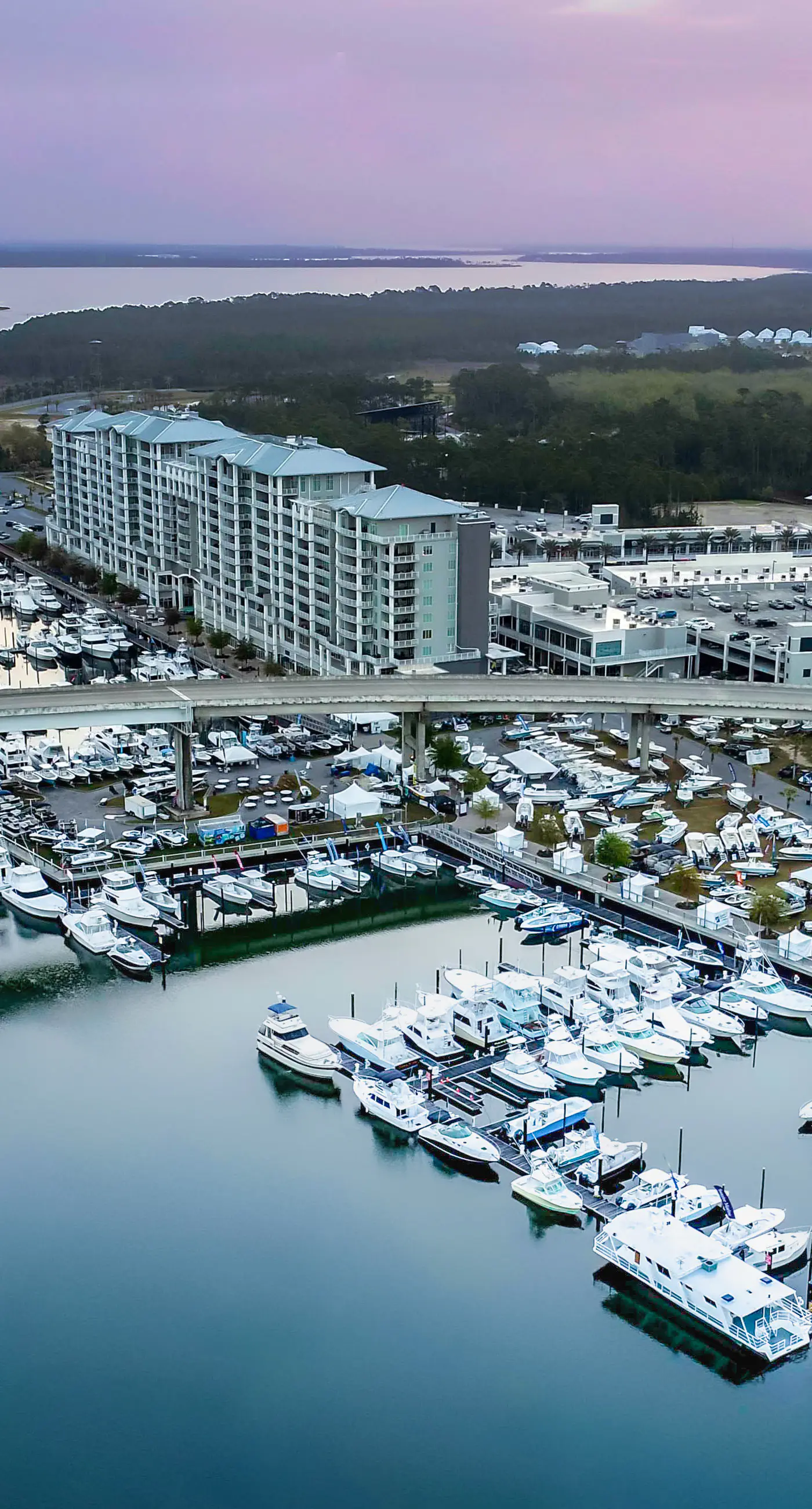 Gulf-front 15th-floor condo with balcony, pools, hot tub, AC, beach views, gym