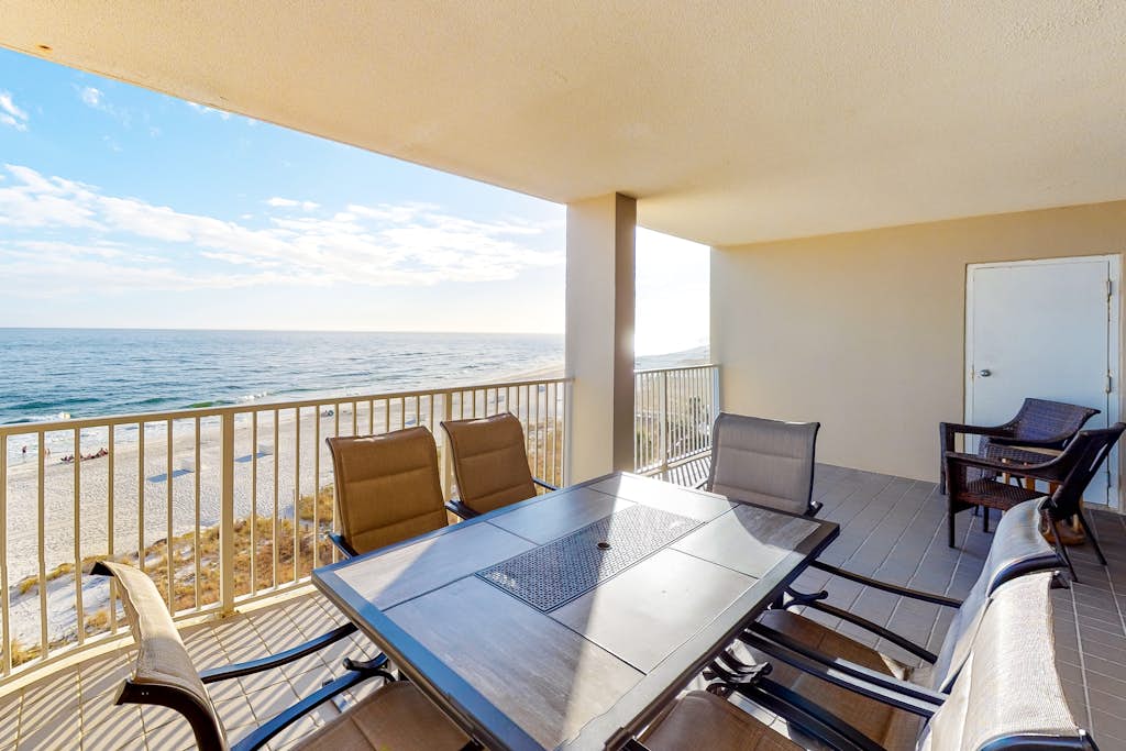 Gulf-Front 6th-Floor Condo w/Balcony, Shared Pool, Hot Tub - Snowbird-Friendly