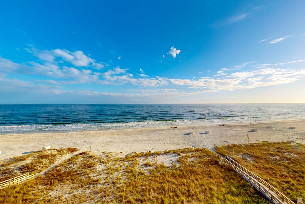 Gulf-Front 6th-Floor Condo w/Balcony, Shared Pool, Hot Tub - Snowbird-Friendly