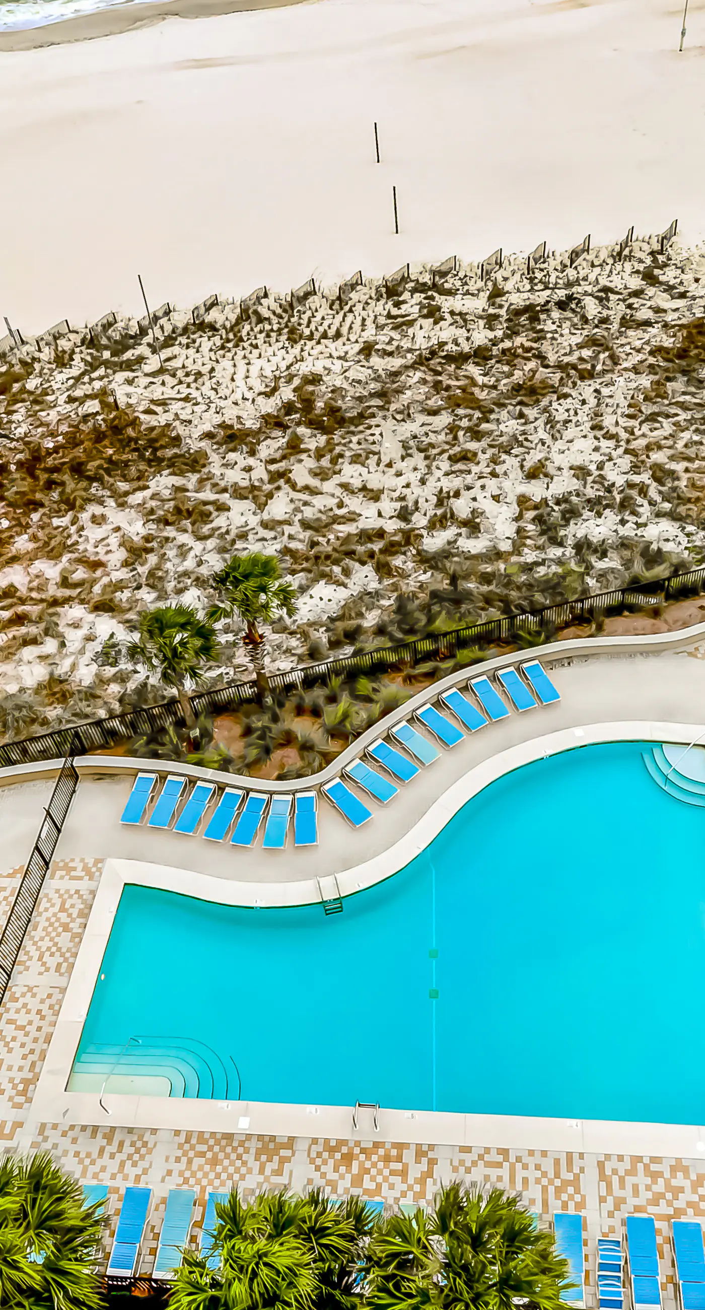 Gulf-Front 6th-Floor Condo w/Balcony, Shared Pool, Hot Tub - Snowbird-Friendly