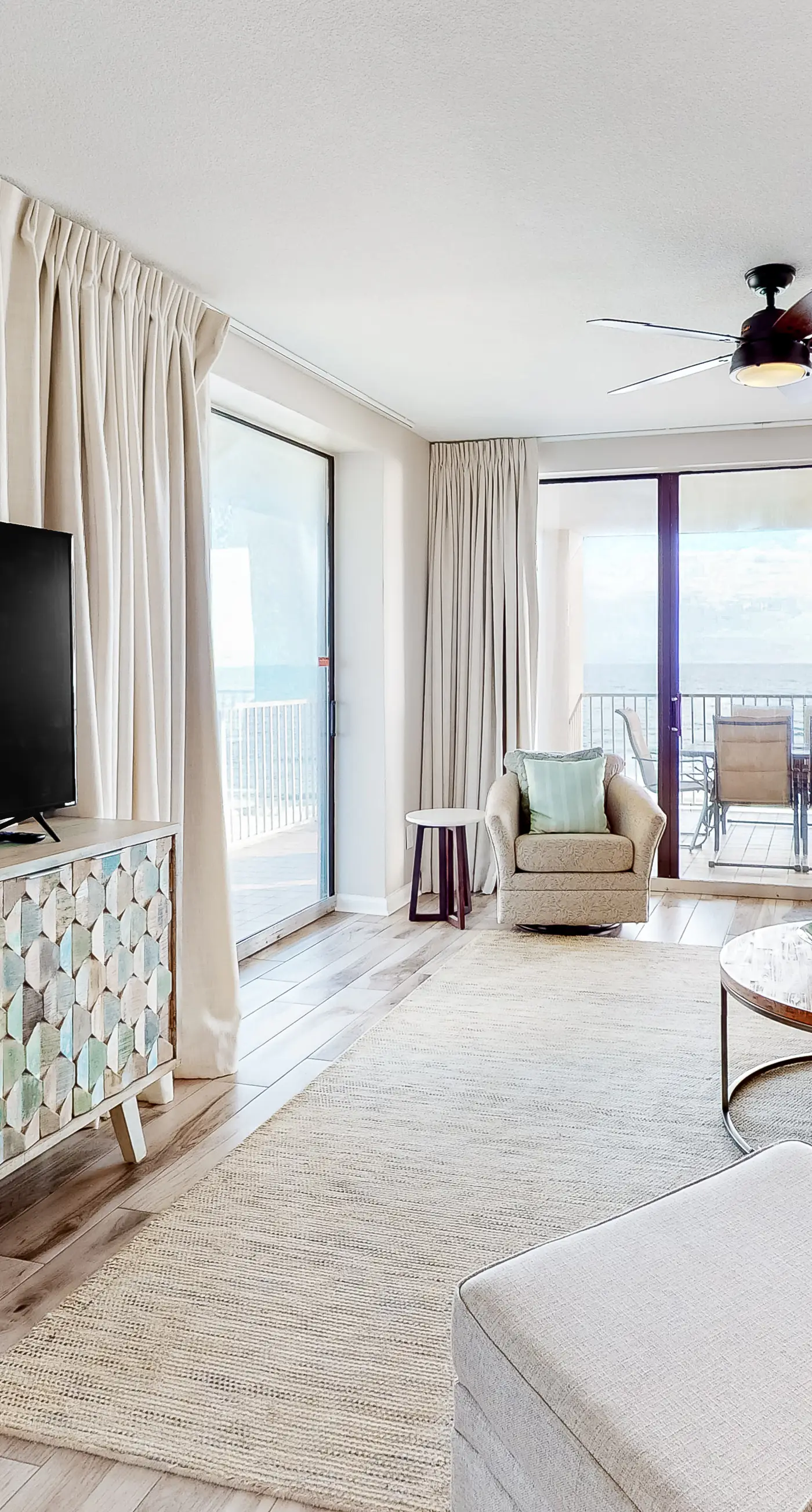 Gulf-Front 6th-Floor Condo w/Balcony, Shared Pool, Hot Tub - Snowbird-Friendly