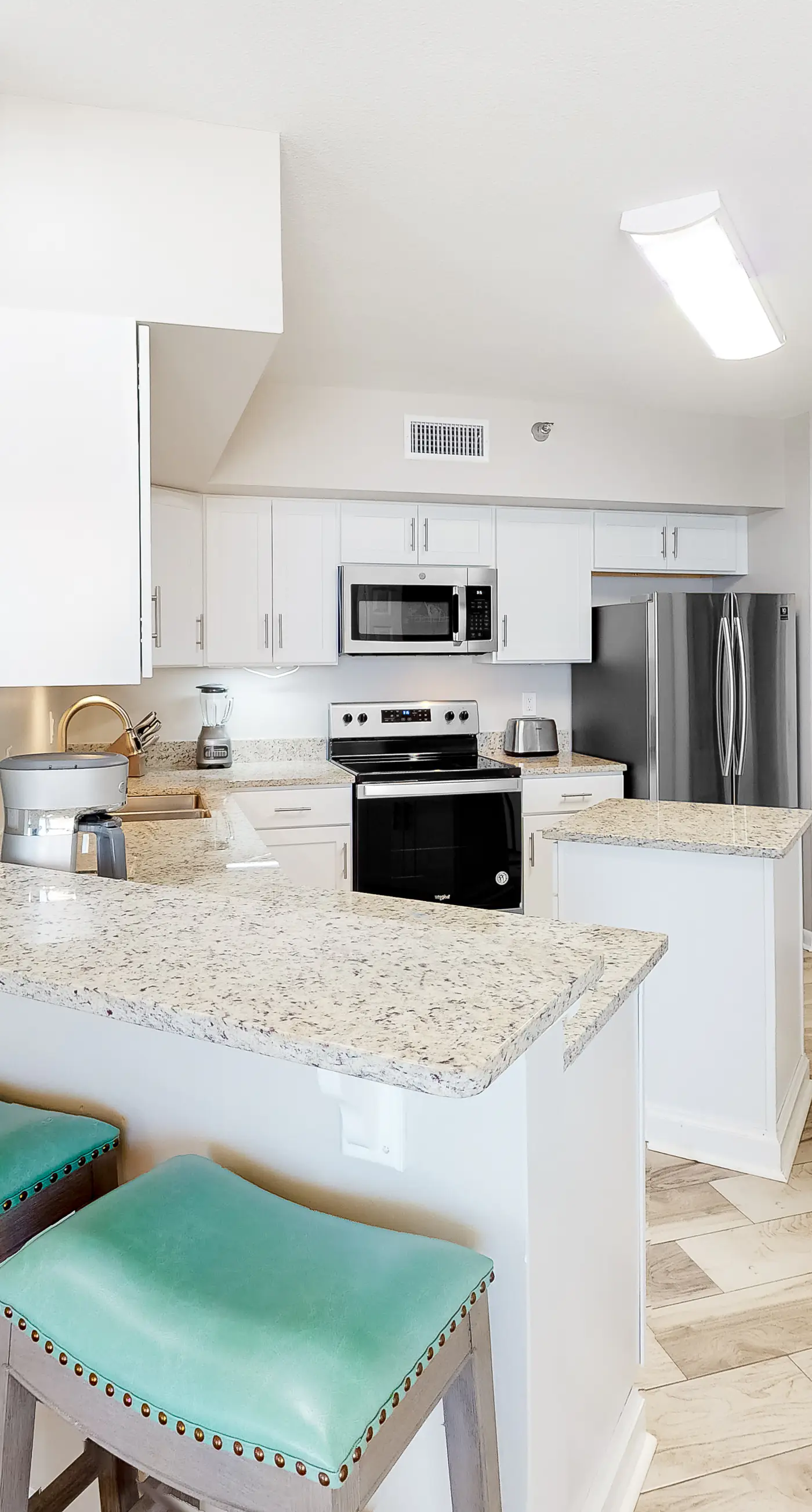 Gulf-Front 6th-Floor Condo w/Balcony, Shared Pool, Hot Tub - Snowbird-Friendly