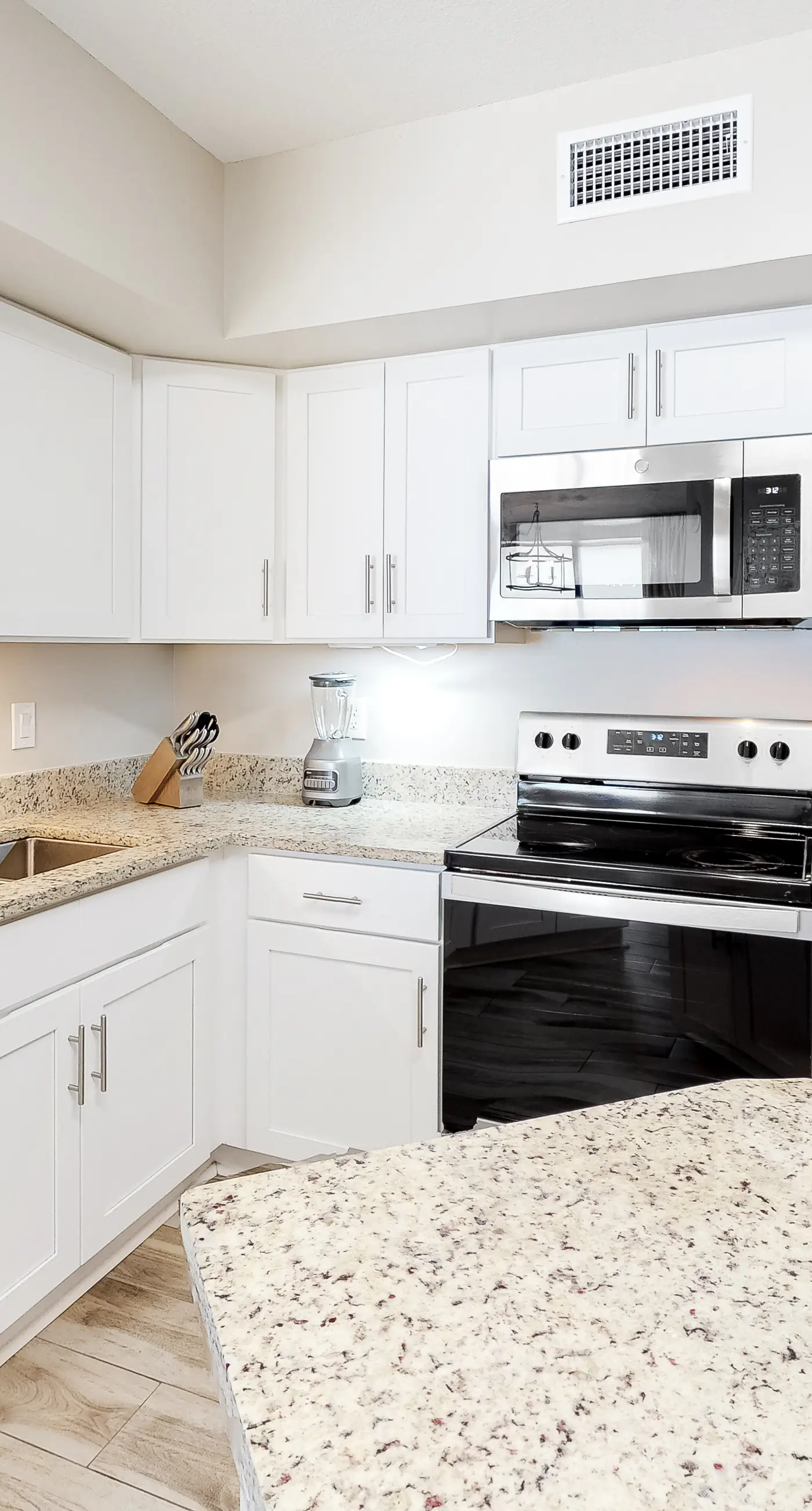 Gulf-Front 6th-Floor Condo w/Balcony, Shared Pool, Hot Tub - Snowbird-Friendly