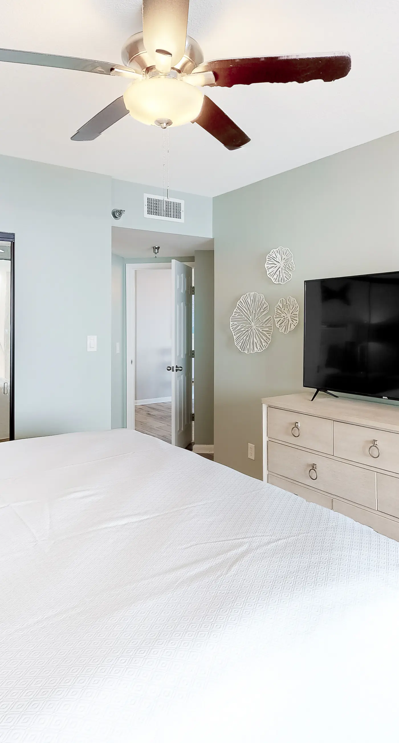 Gulf-Front 6th-Floor Condo w/Balcony, Shared Pool, Hot Tub - Snowbird-Friendly