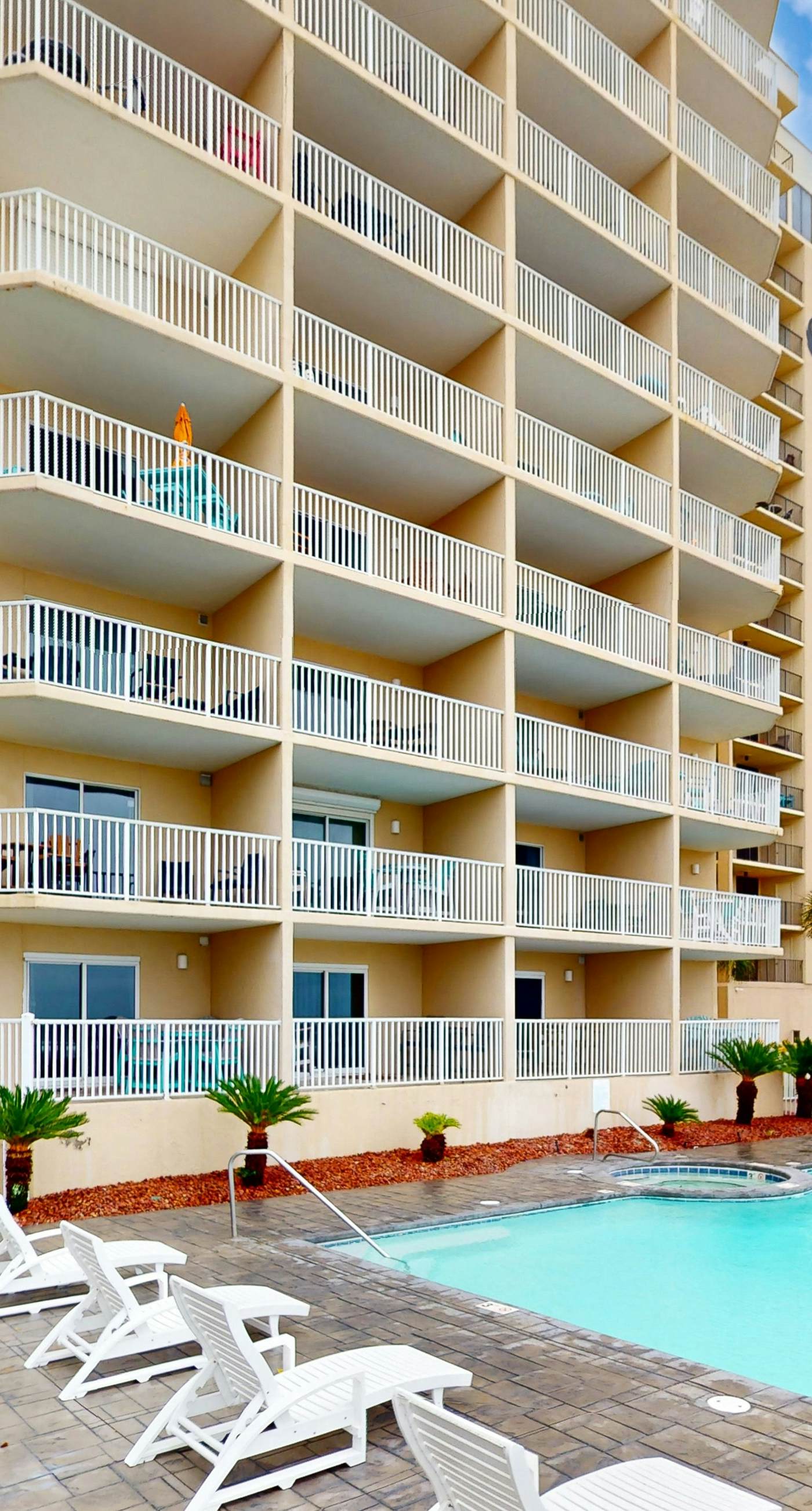 Gulf & Beachfront Condo wBalcony, Central AC, Shared Hot Tub, Pools, Free WiFi