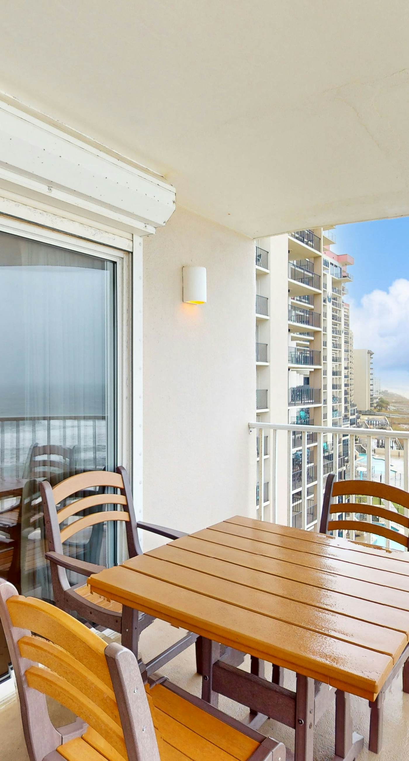 Gulf & Beachfront Condo wBalcony, Central AC, Shared Hot Tub, Pools, Free WiFi