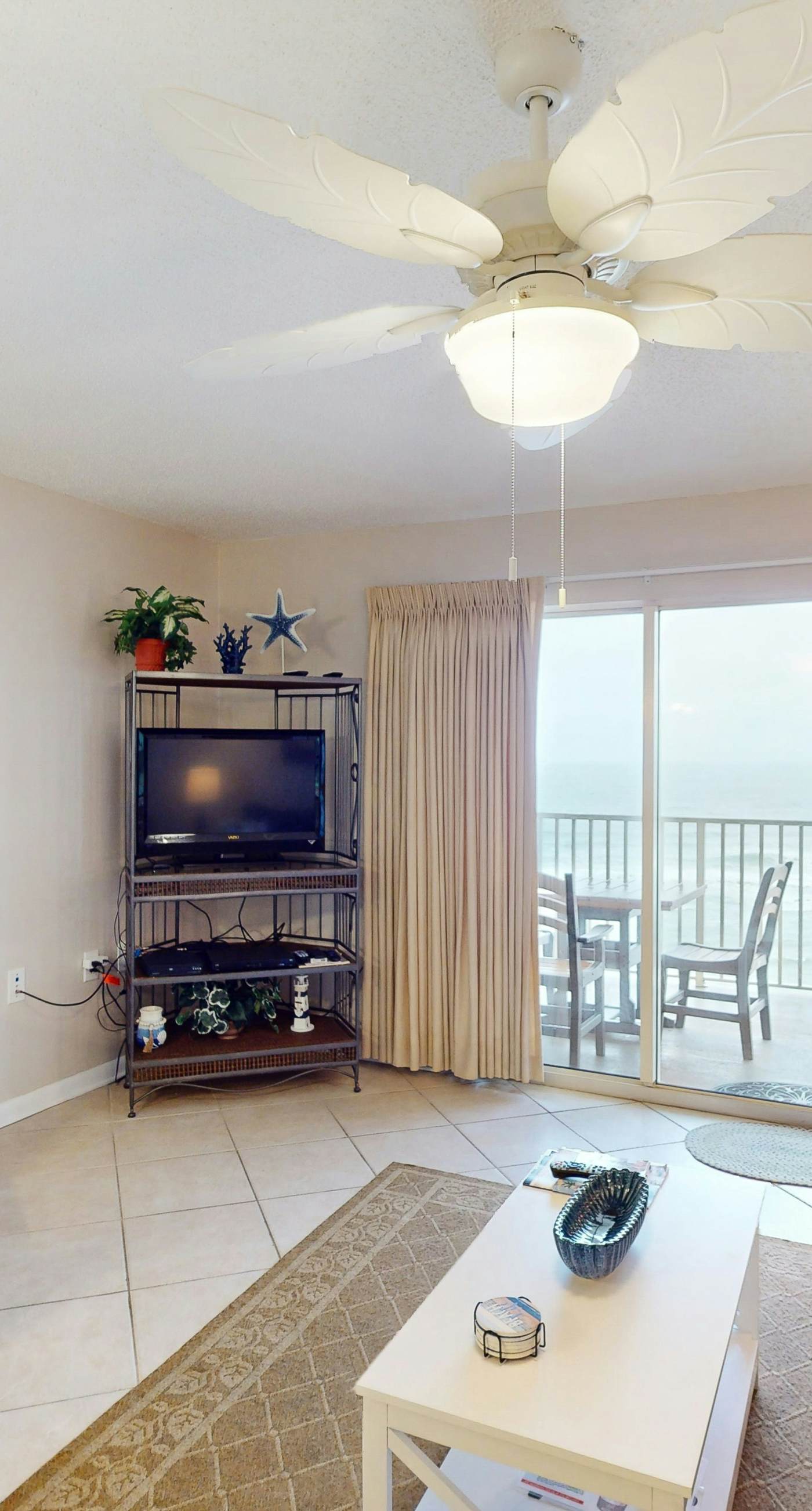 Gulf & Beachfront Condo wBalcony, Central AC, Shared Hot Tub, Pools, Free WiFi