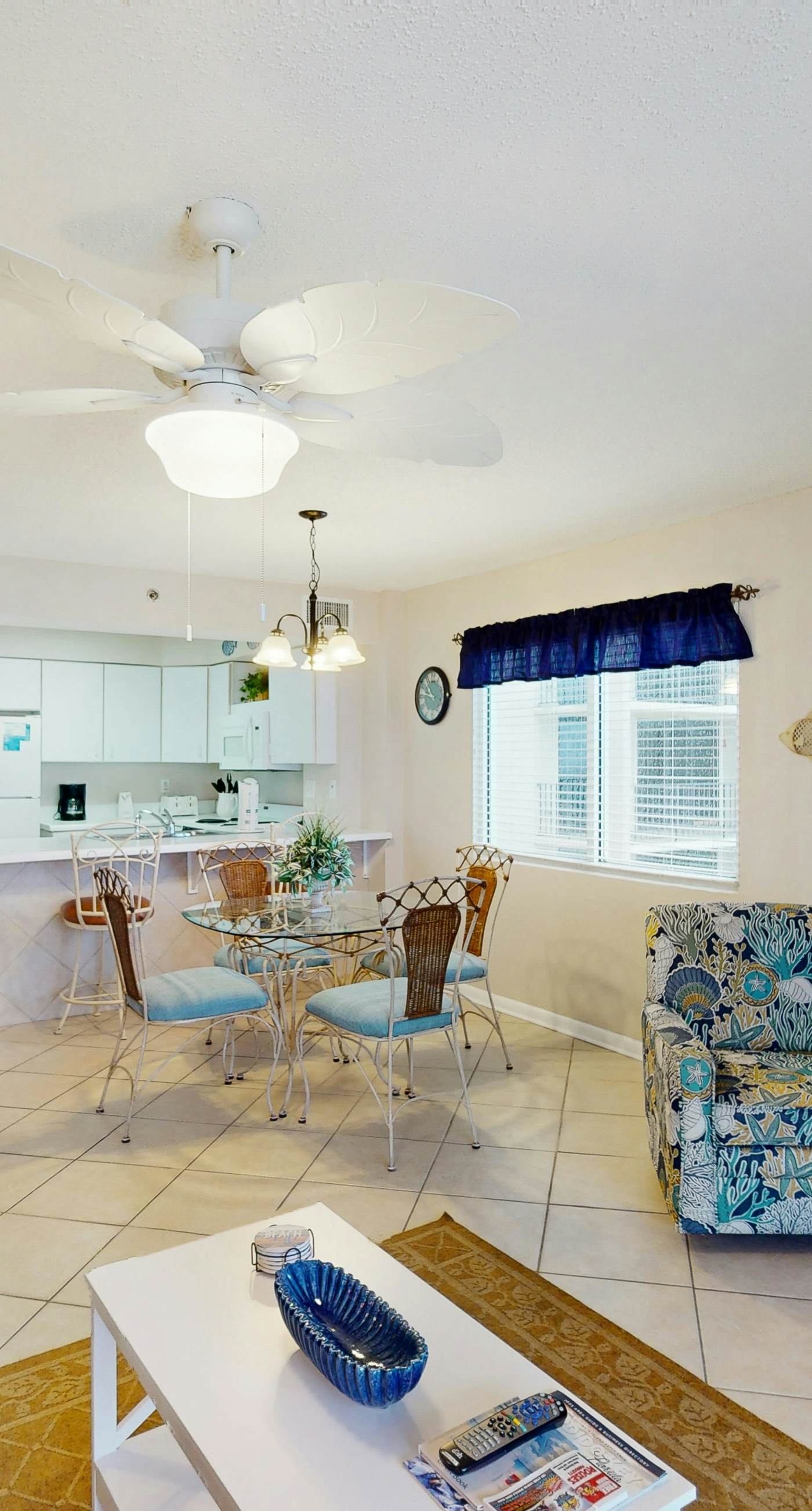 Gulf & Beachfront Condo wBalcony, Central AC, Shared Hot Tub, Pools, Free WiFi