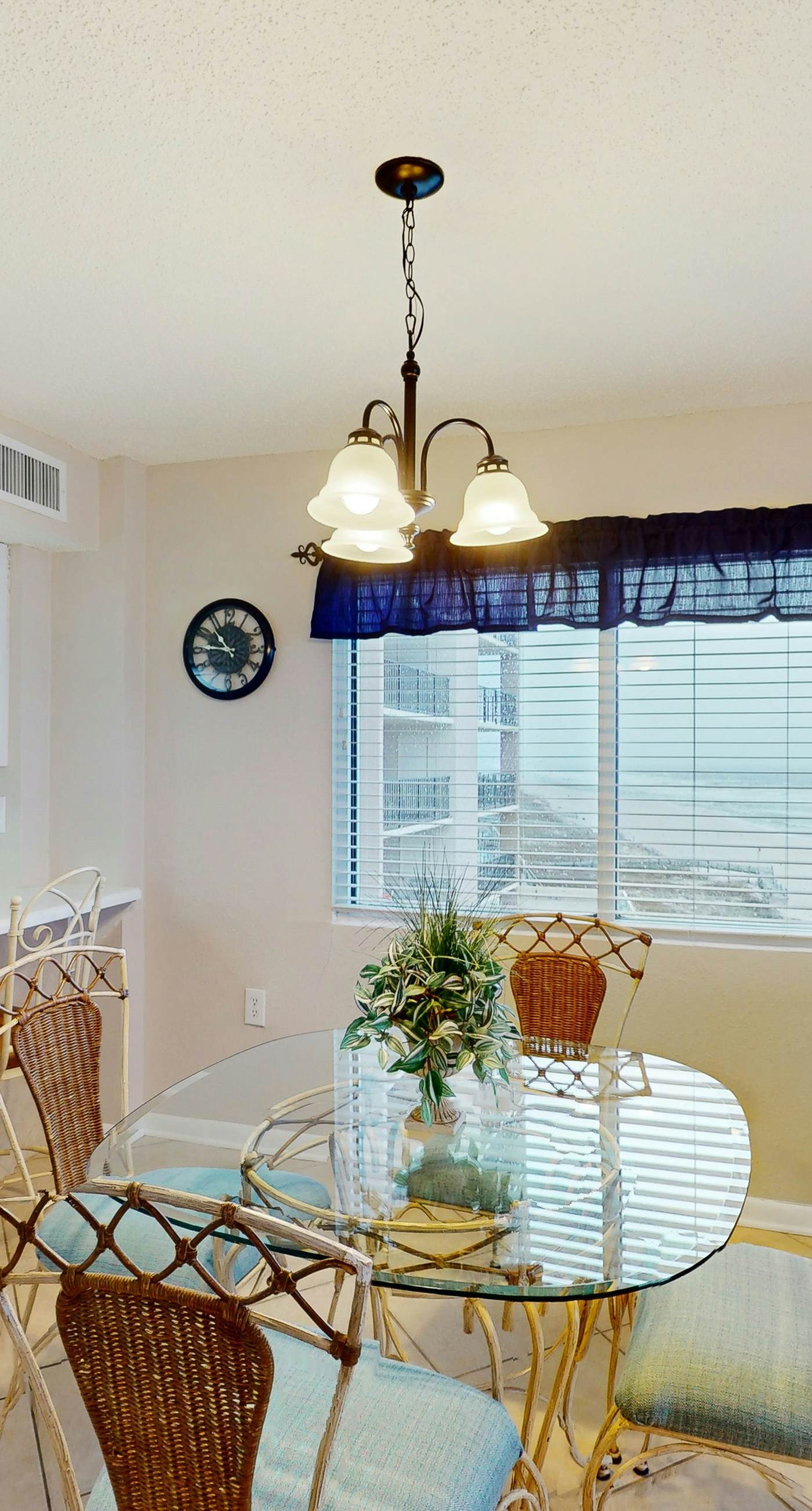 Gulf & Beachfront Condo wBalcony, Central AC, Shared Hot Tub, Pools, Free WiFi