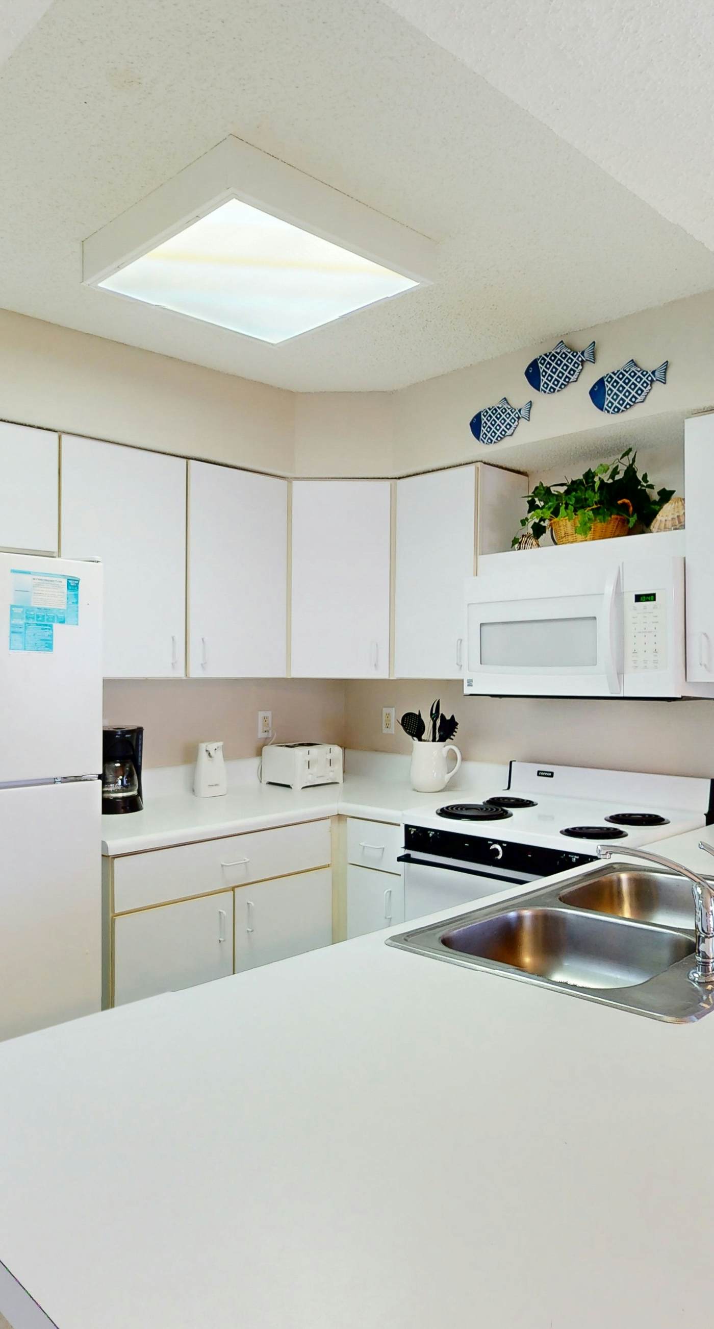 Gulf & Beachfront Condo wBalcony, Central AC, Shared Hot Tub, Pools, Free WiFi