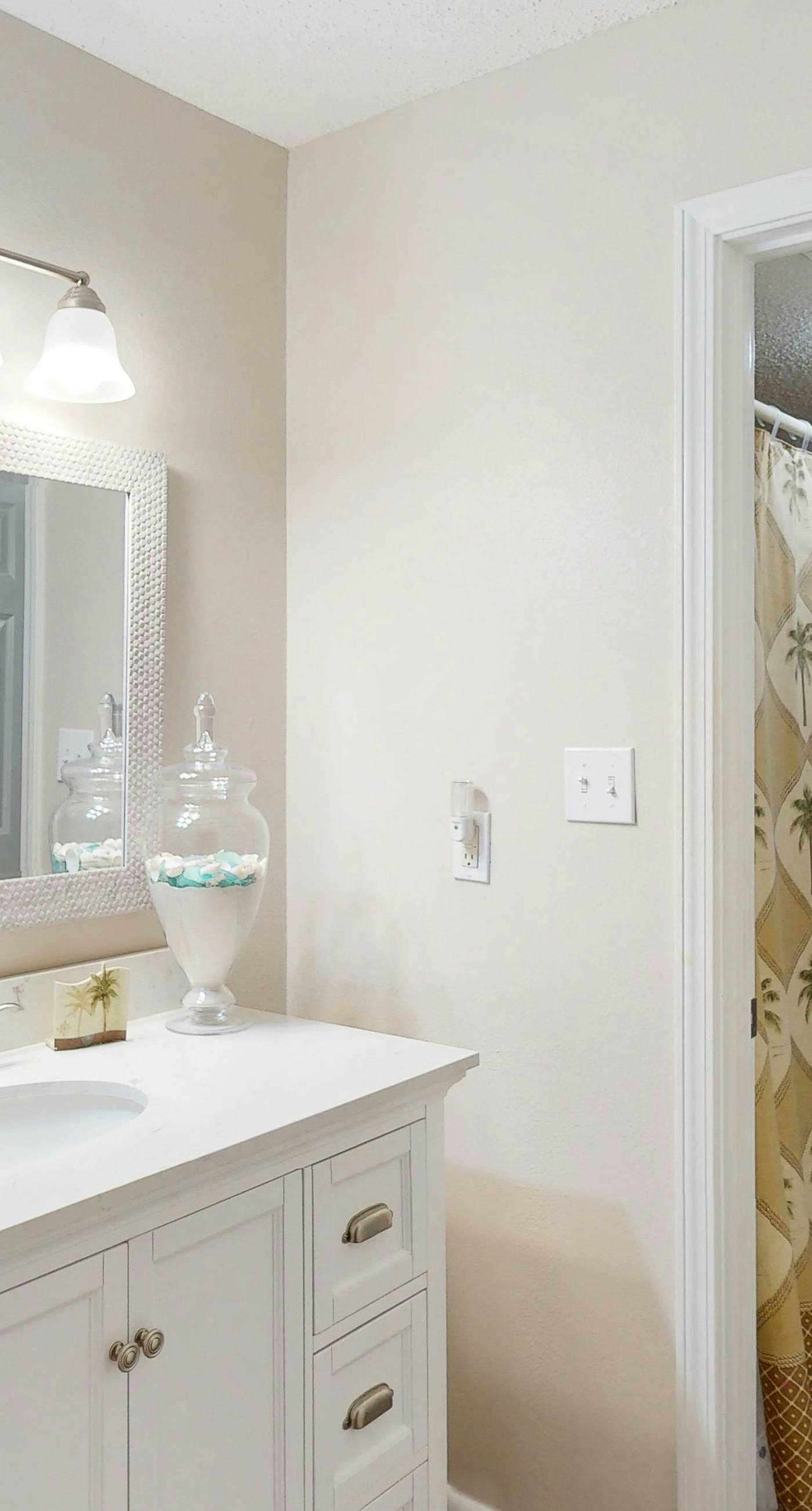 Gulf & Beachfront Condo wBalcony, Central AC, Shared Hot Tub, Pools, Free WiFi