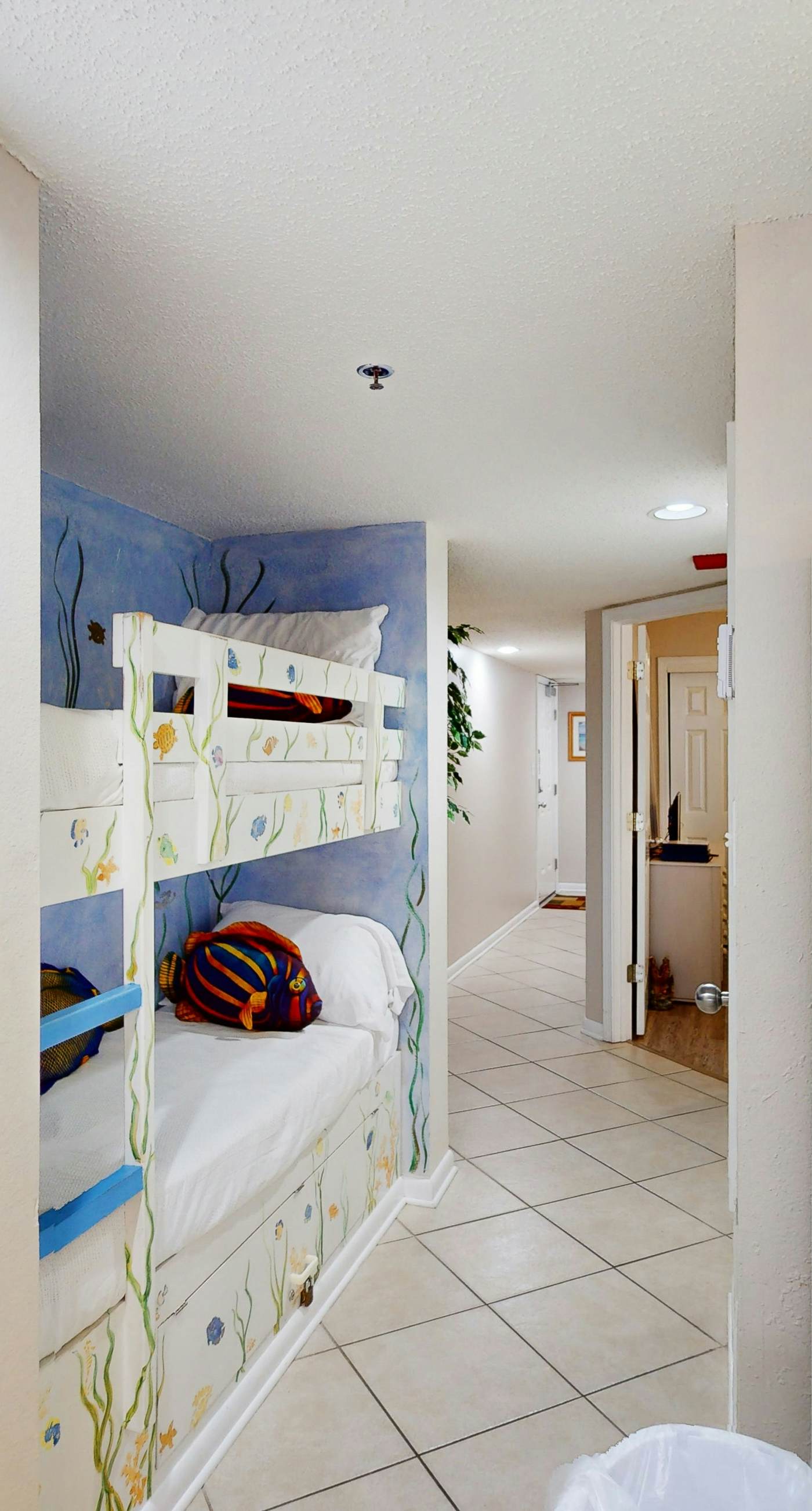 Gulf & Beachfront Condo wBalcony, Central AC, Shared Hot Tub, Pools, Free WiFi