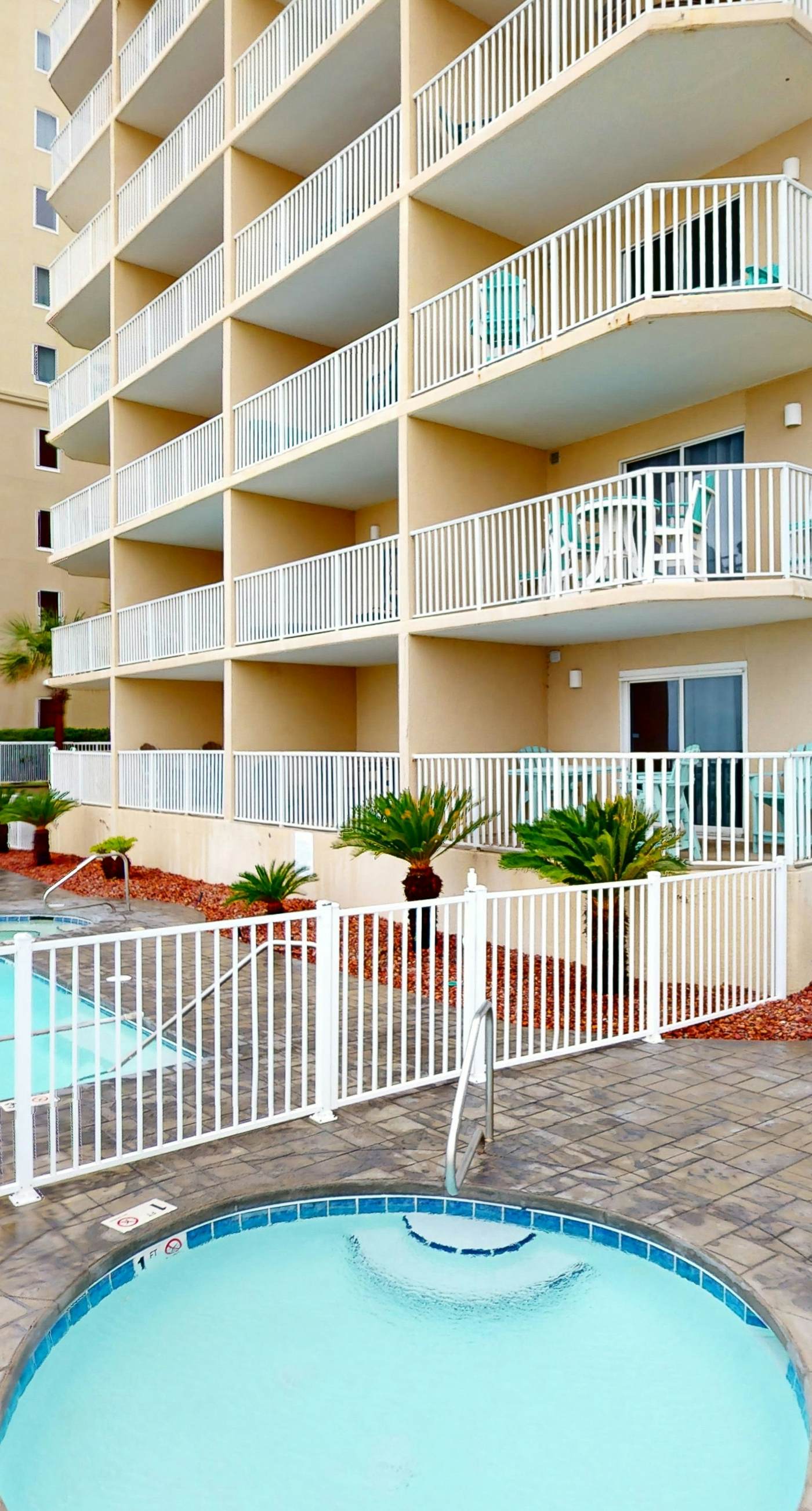 Gulf & Beachfront Condo wBalcony, Central AC, Shared Hot Tub, Pools, Free WiFi