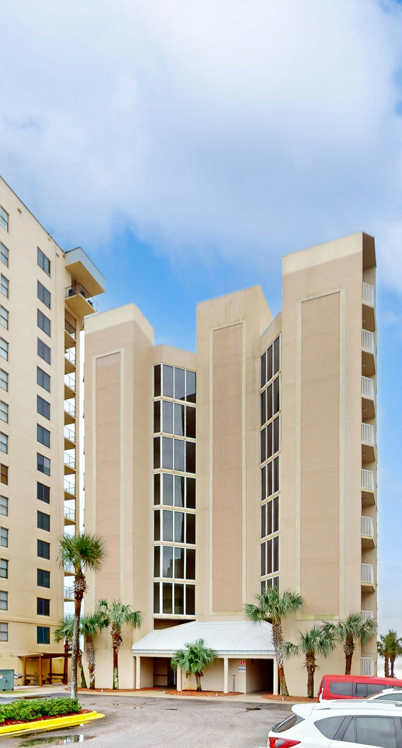 Gulf & Beachfront Condo wBalcony, Central AC, Shared Hot Tub, Pools, Free WiFi