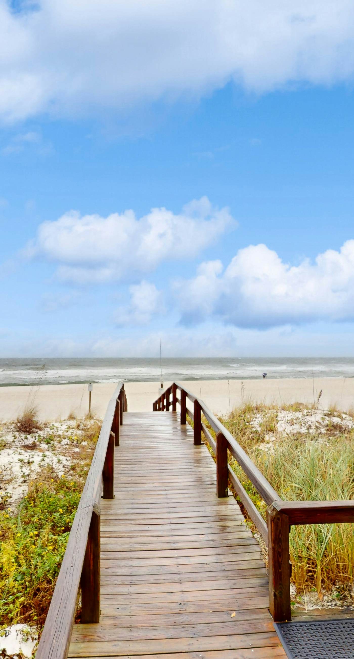 Gulf & Beachfront Condo wBalcony, Central AC, Shared Hot Tub, Pools, Free WiFi