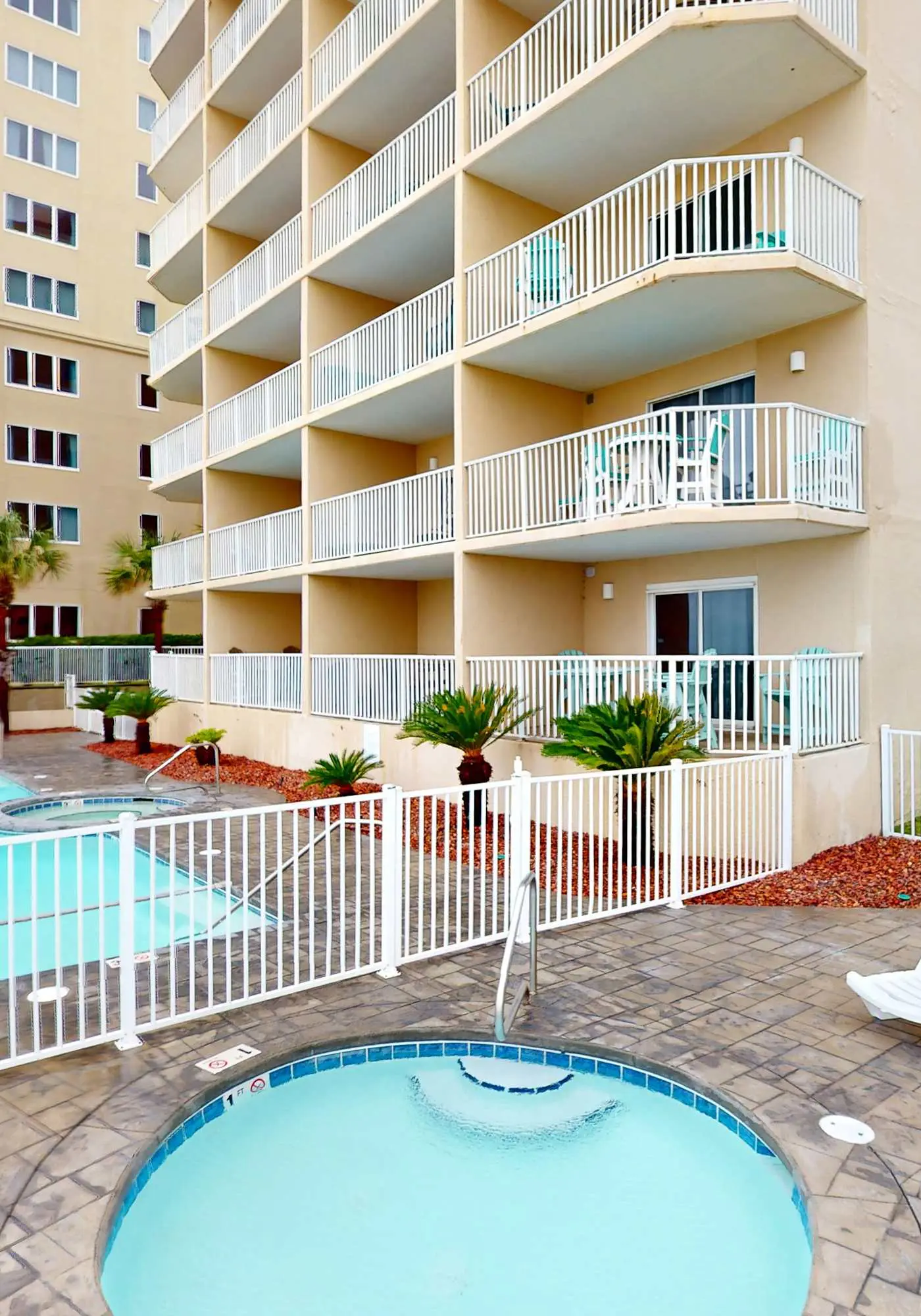 Gulf & Beachfront Condo wBalcony, Central AC, Shared Hot Tub, Pools, Free WiFi