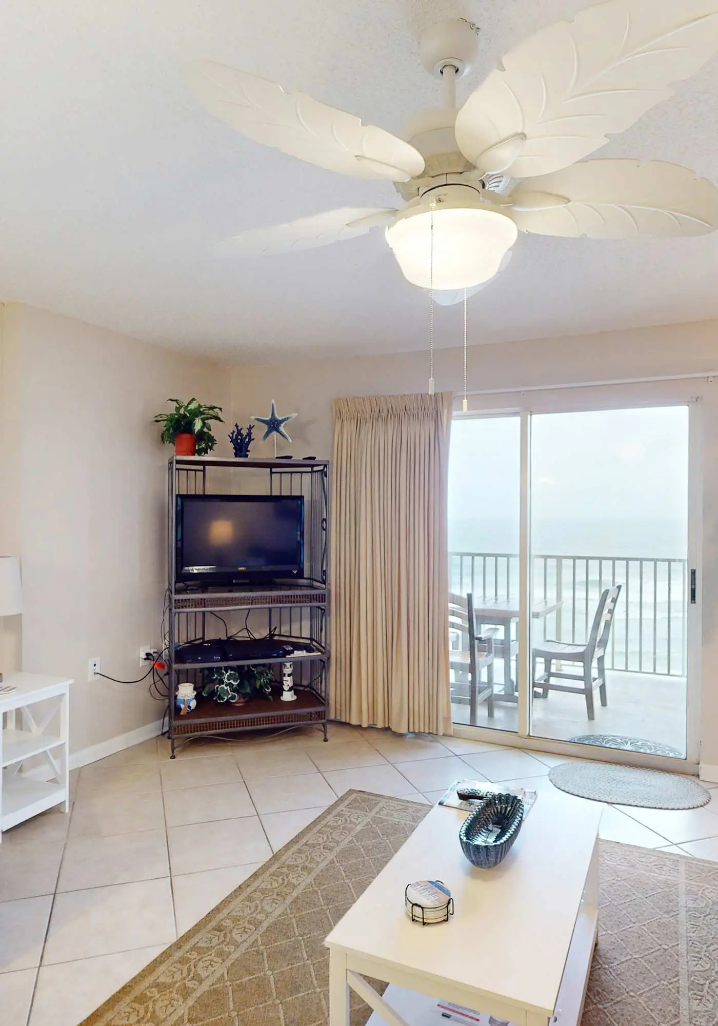 Gulf & Beachfront Condo wBalcony, Central AC, Shared Hot Tub, Pools, Free WiFi